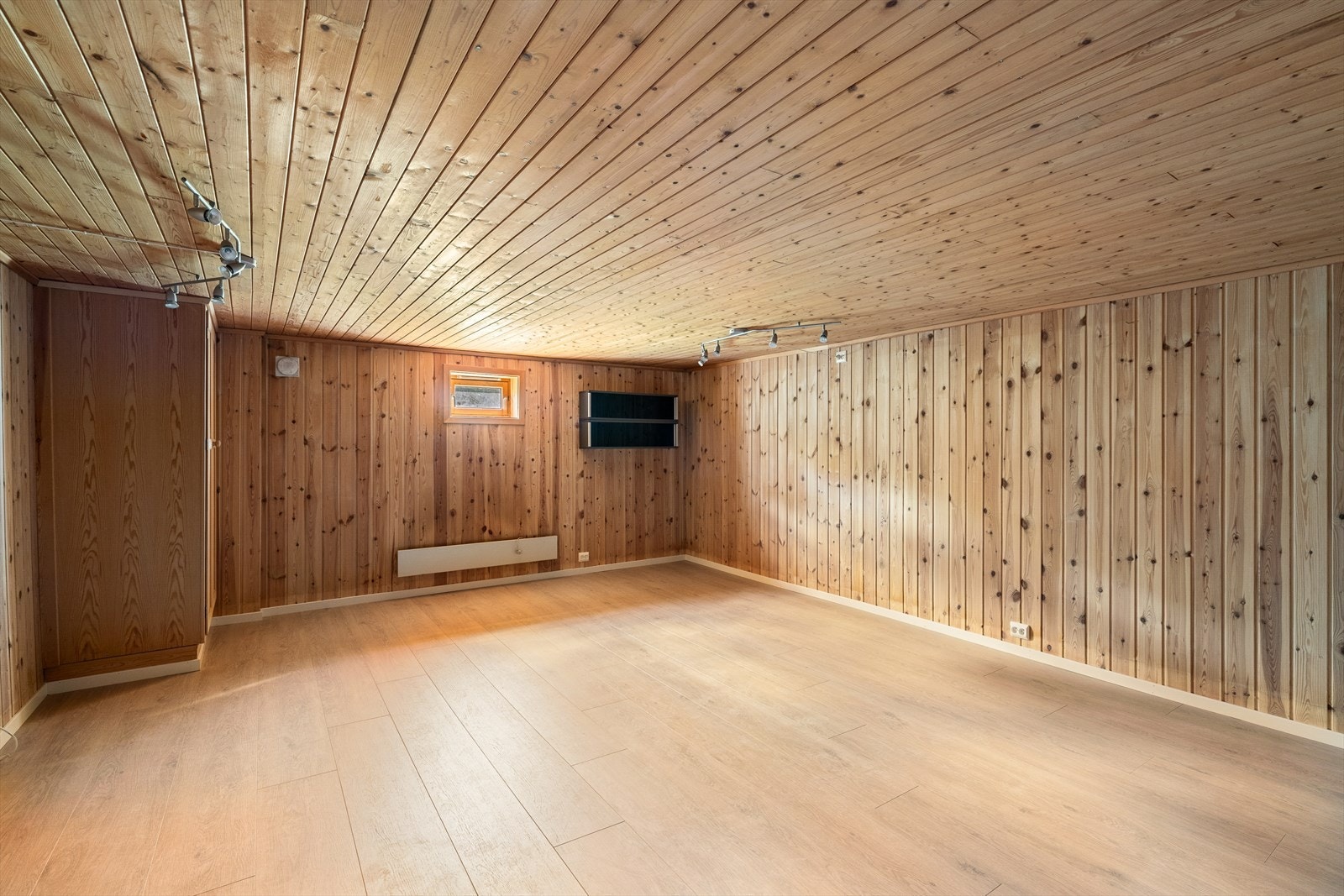 Kjellerrommet, som opprinnelig ikke var utgravd, er i dag innredet som en kjellerstue. Det foreligger imidlertid ikke godkjenning eller dokumentasjon på at dette arealet er omsøkt/godkjent. Galleribilde