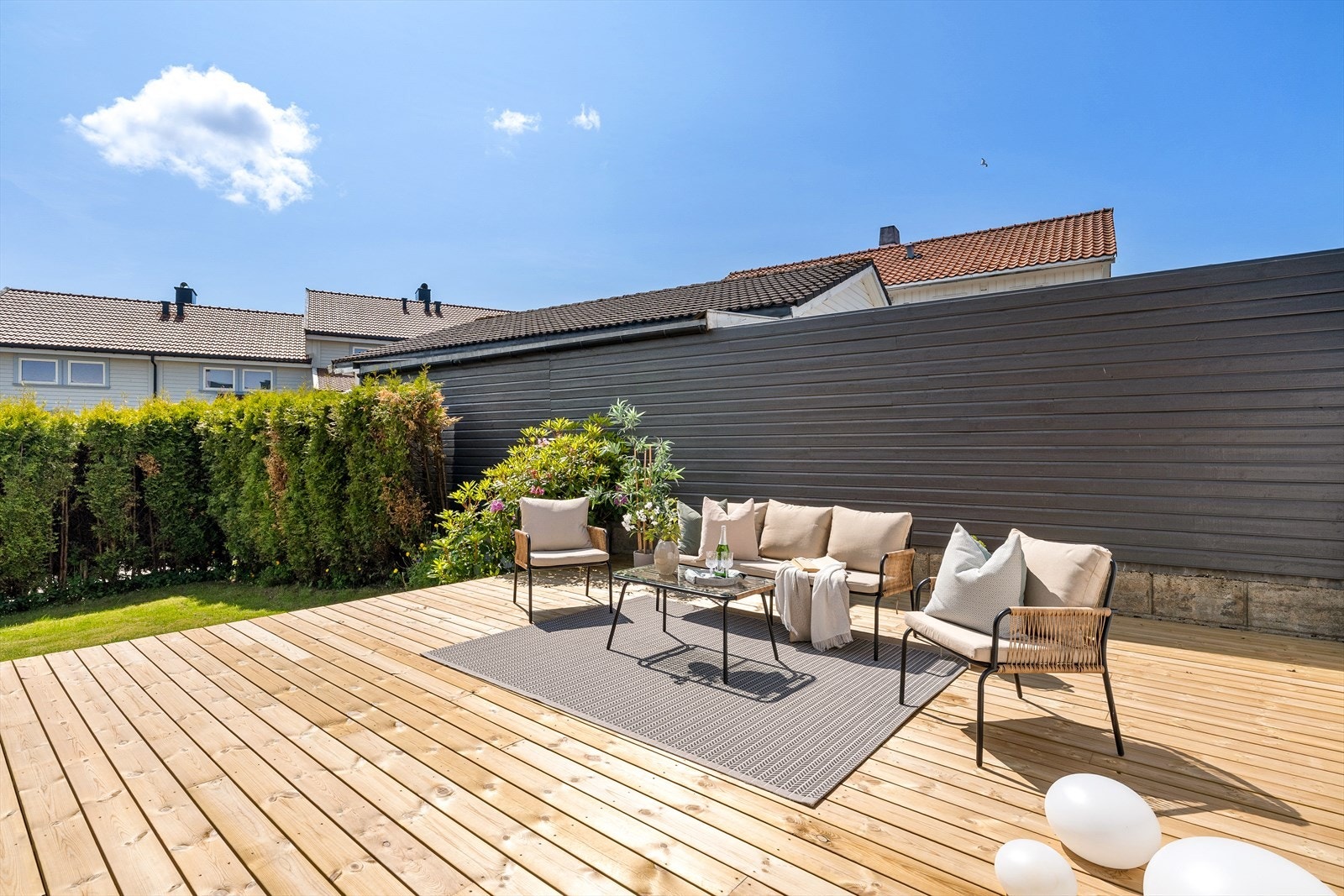 Fra stuen er det utgang til en vestvendt og solrik terrasse med tilhørende hage. Galleribilde