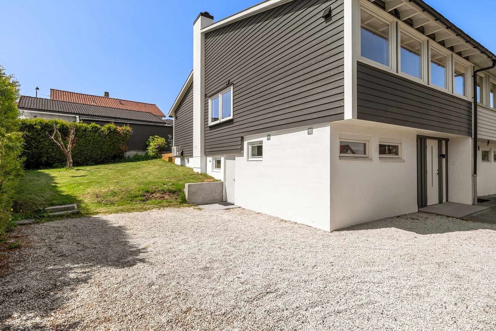 Ny impregnert kledning på alle sider av huset, inkludert ny vindsperre med musebånd i 2024. Galleribilde
