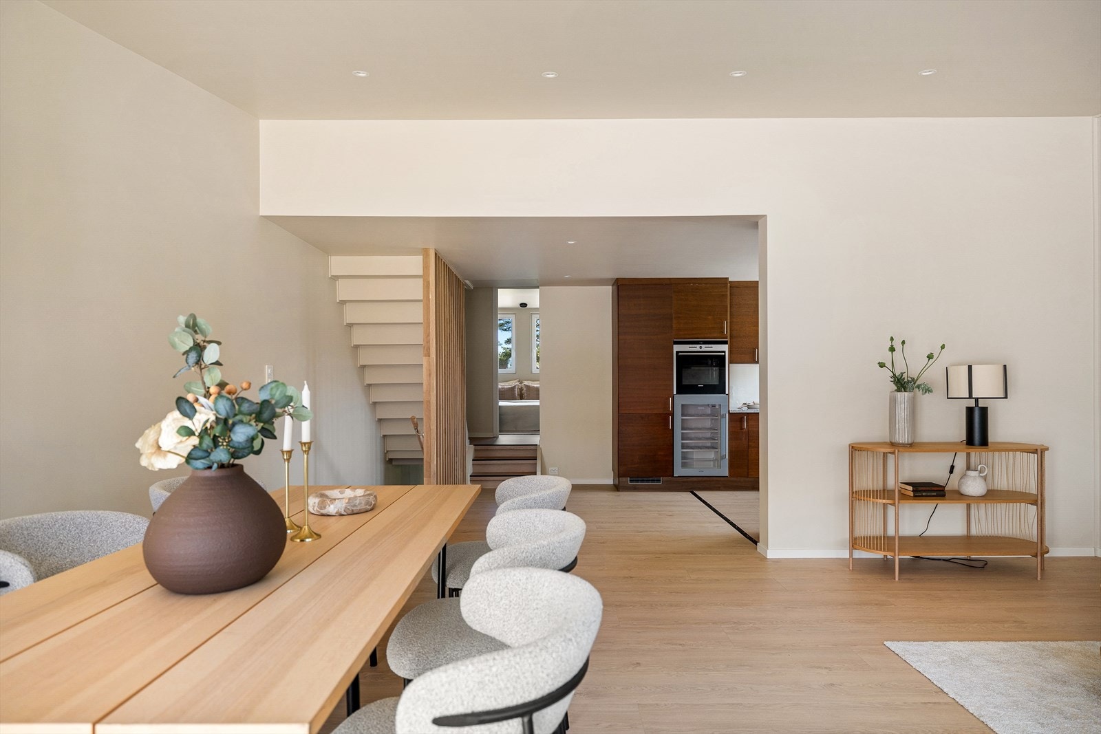 Stuen er romslig med plass til både sofagruppe og spisebord. Galleribilde
