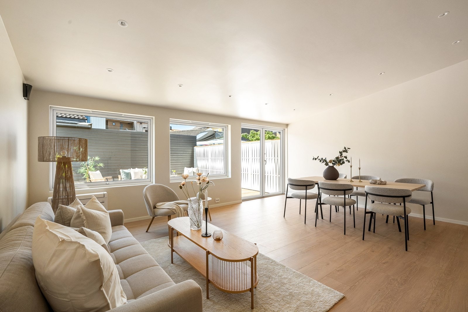 Her er det godt med downlights og en ny varmepumpe (installert i 2025) som gir behagelig varme på kjølige dager. Galleribilde