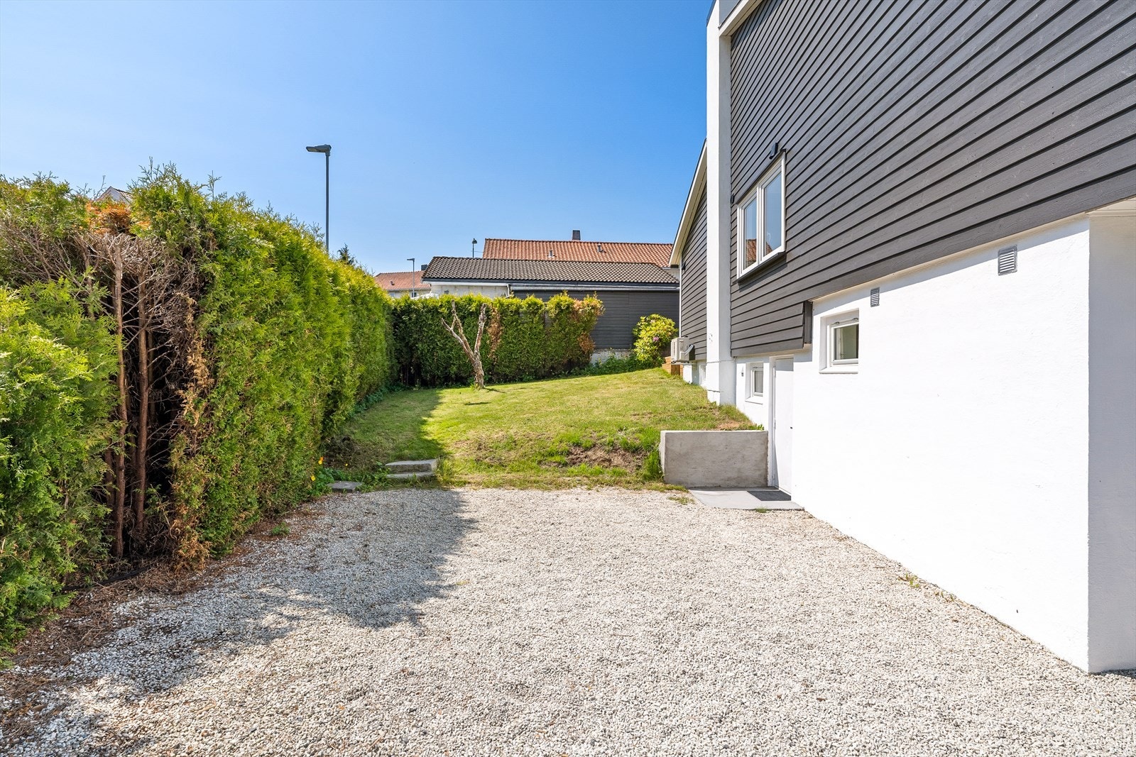 God plass til parkering i eget gårdsrom. Galleribilde