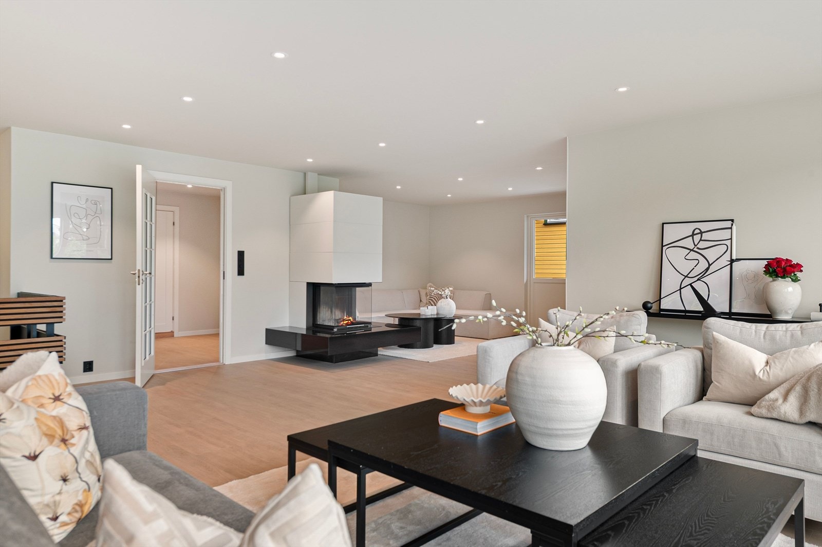 Det ønskes velkommen til en påkostet, moderne og stor familiebolig i Sørbyen. Galleribilde