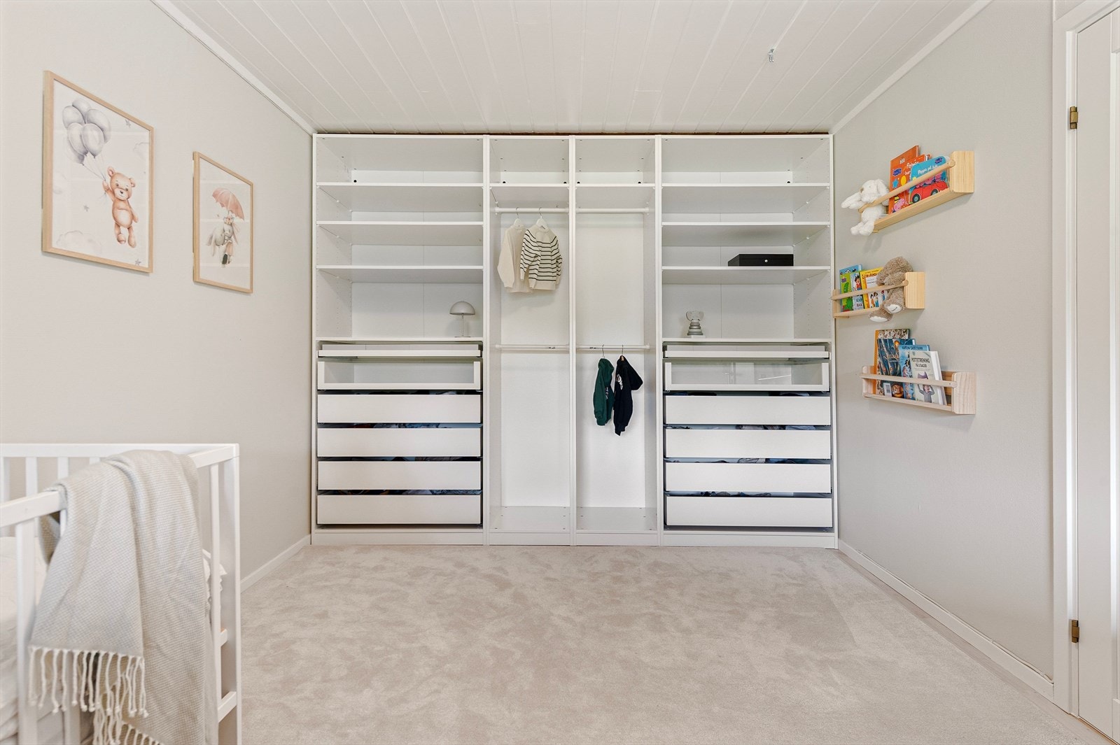 Også dette rommet har PAX garderobe og god plass til ønsket møblering. Galleribilde