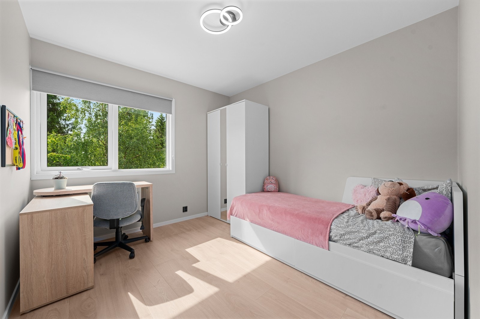 Soverom nummer to er også av god størrelse med plass for klesoppbevaring og annet enkelt møblement, i tillegg til seng. Galleribilde