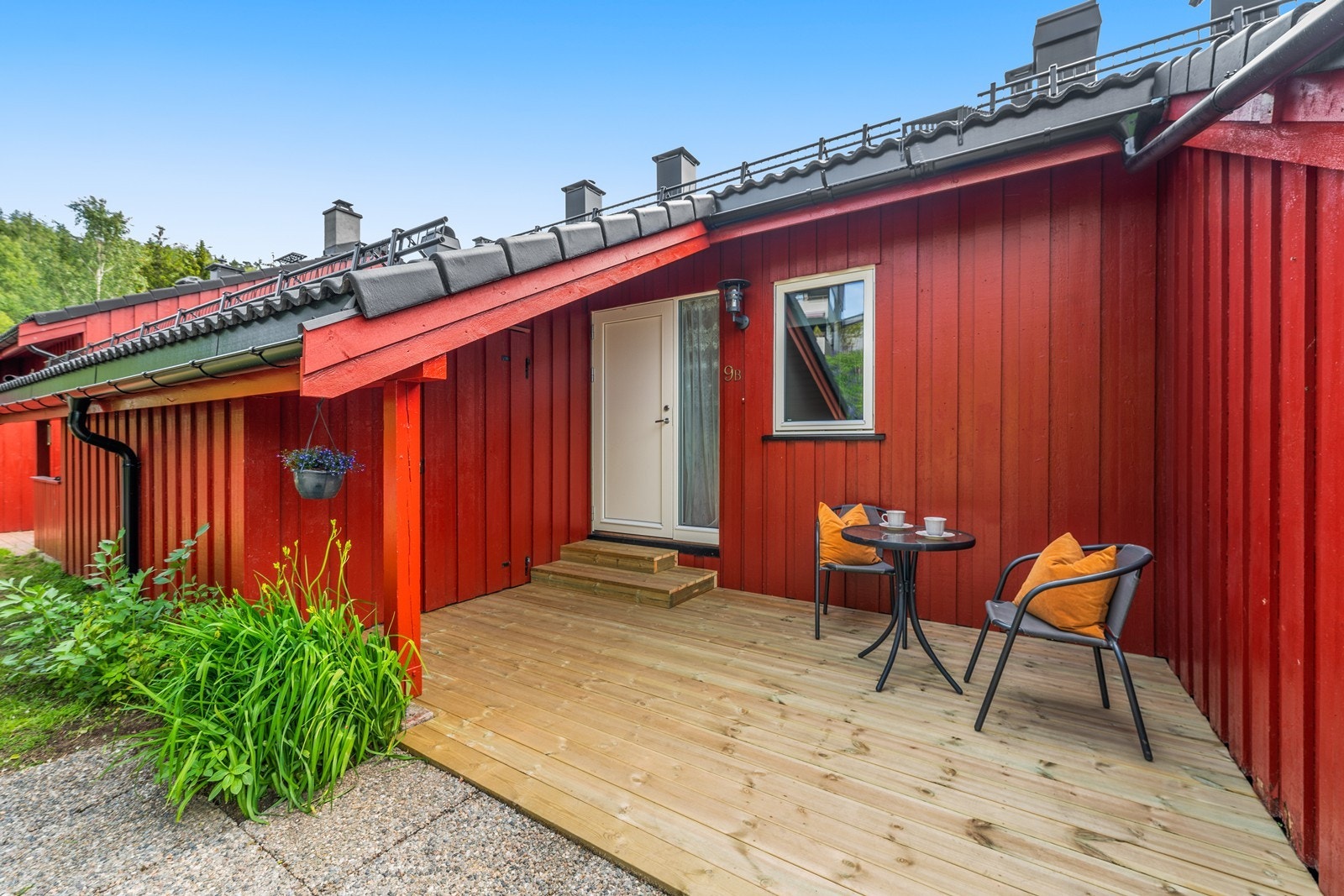 Boligen har parkeringsplass og en bod tilknyttet inngangsparti. Galleribilde