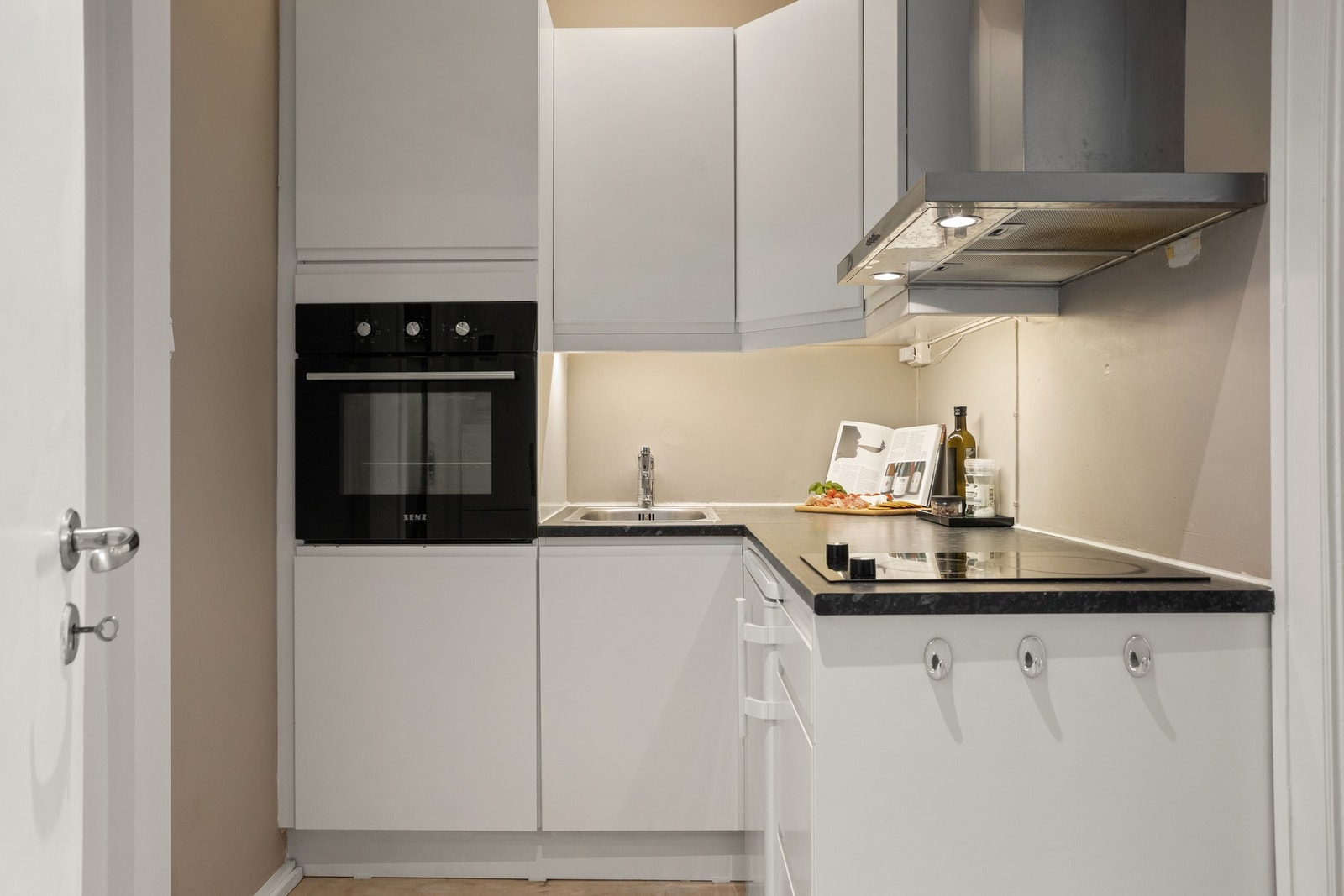 Kjøkkenet er fra 2013 og har en moderne og tidløs utførelse Galleribilde