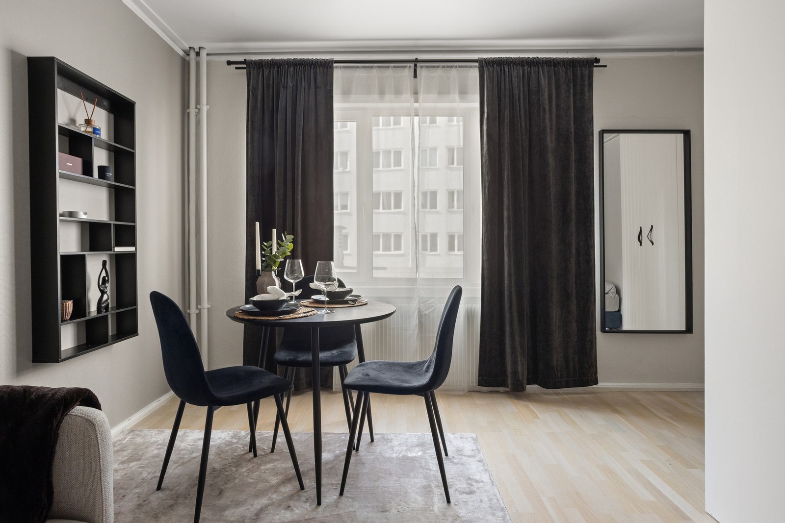 Leiligheten ligger i byggets 1 etasje men det er ingen som kan ferdes forbi i bakgården Galleribilde