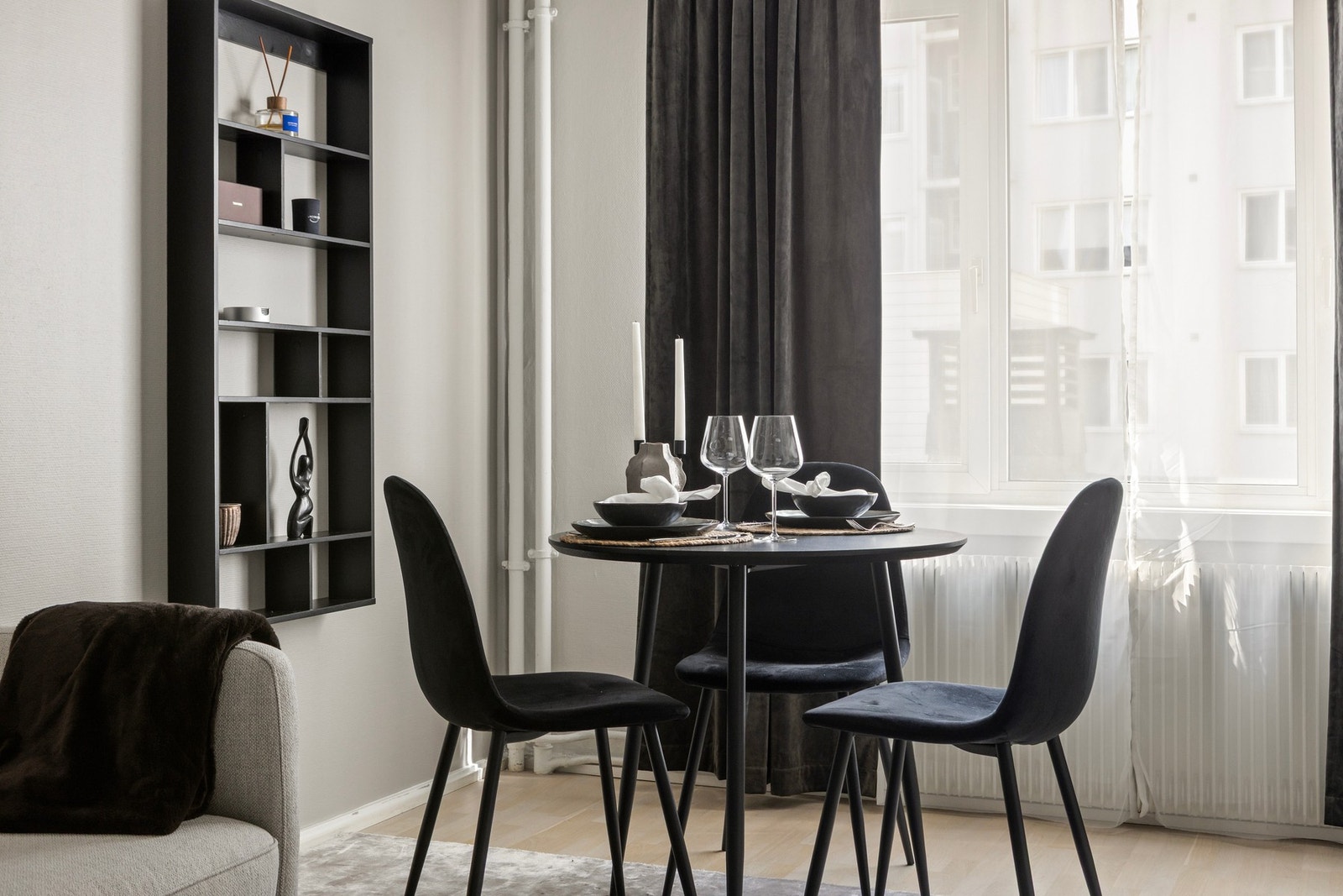 Godt med lysinnslipp fra vindu mot bakgård Galleribilde