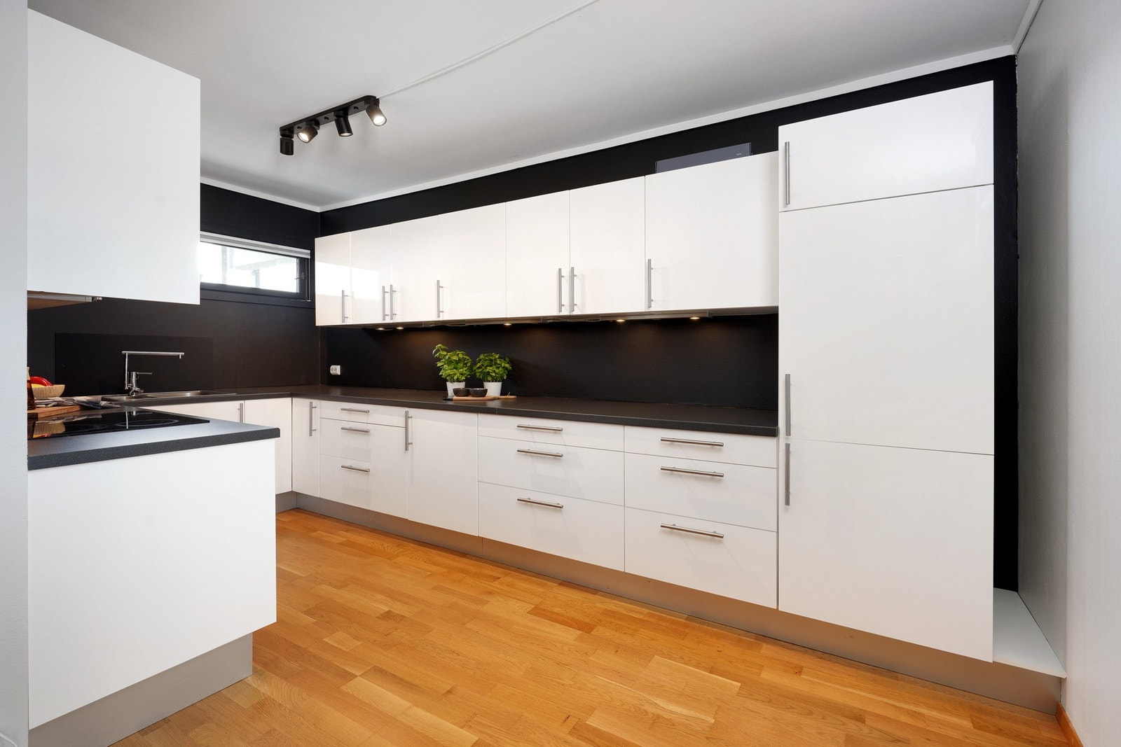 Det ble byttet ut nytt integrert kjøleskap i 2021/2022 og ny stekeovn i 2025 Galleribilde