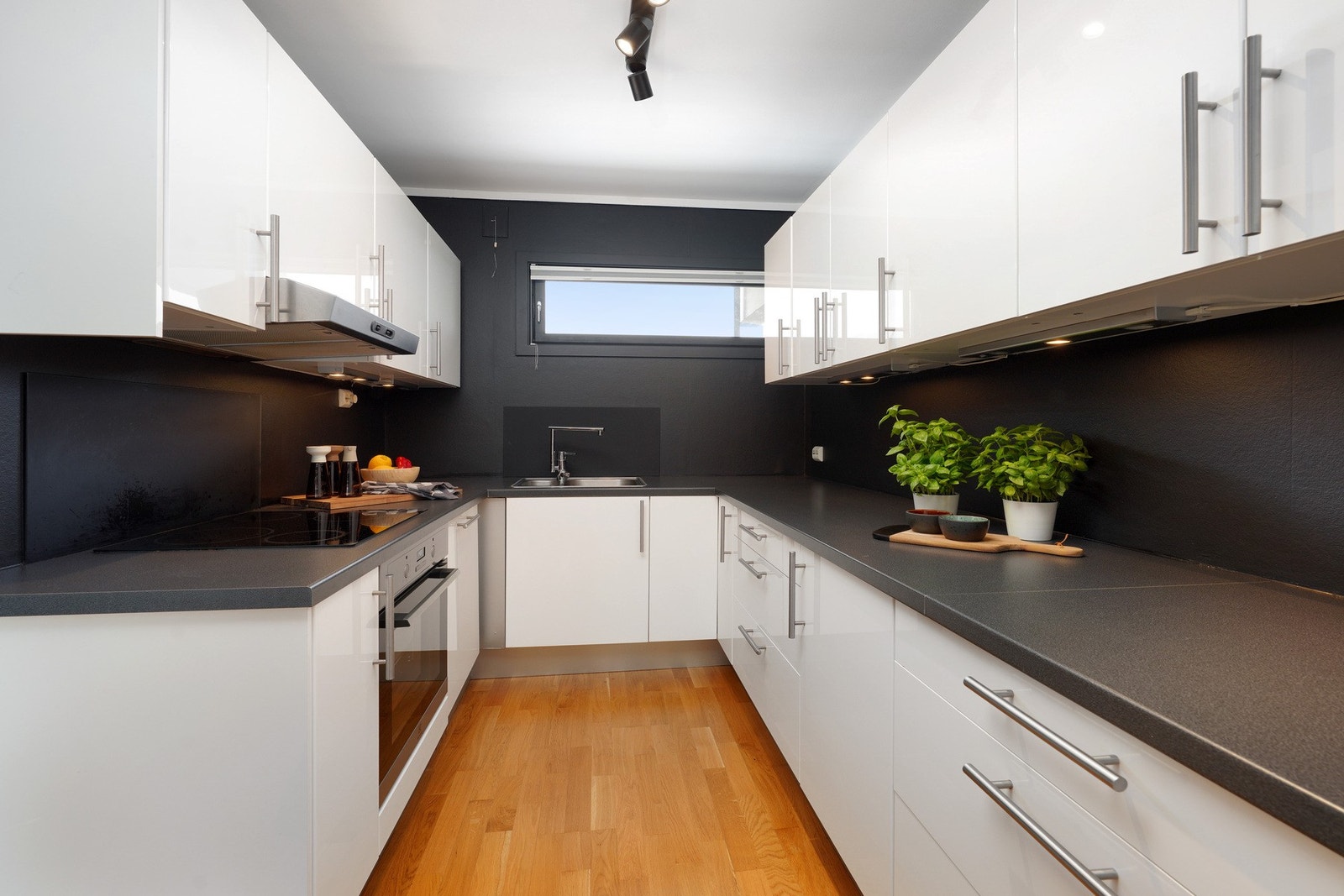 Pent tidløst kjøkken med integrerte hvitevarer Galleribilde