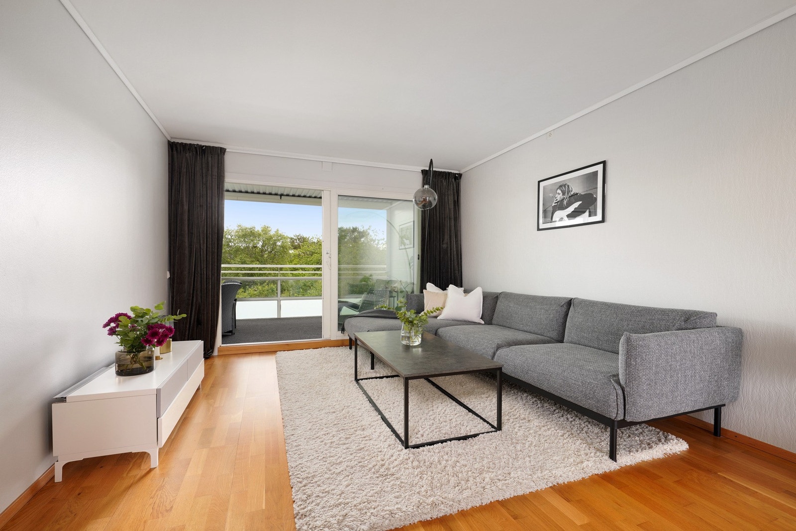 Det er utgang til den innglassede balkongen fra stuen Galleribilde