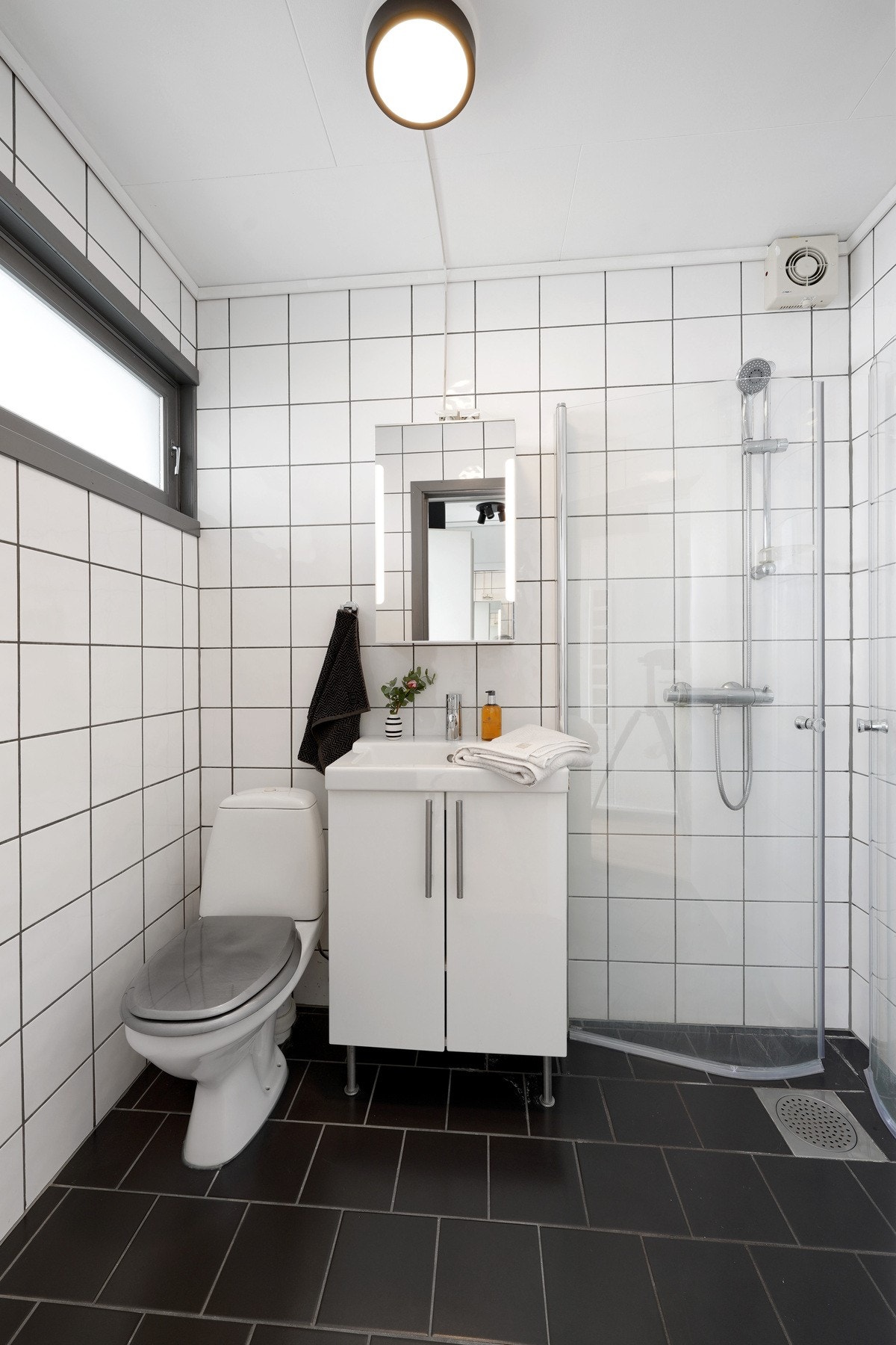 Helfliset bad med varmekabler i gulv. Det ble byttet ut dusjhode og dørhåndtak til dusj i 2025 Galleribilde