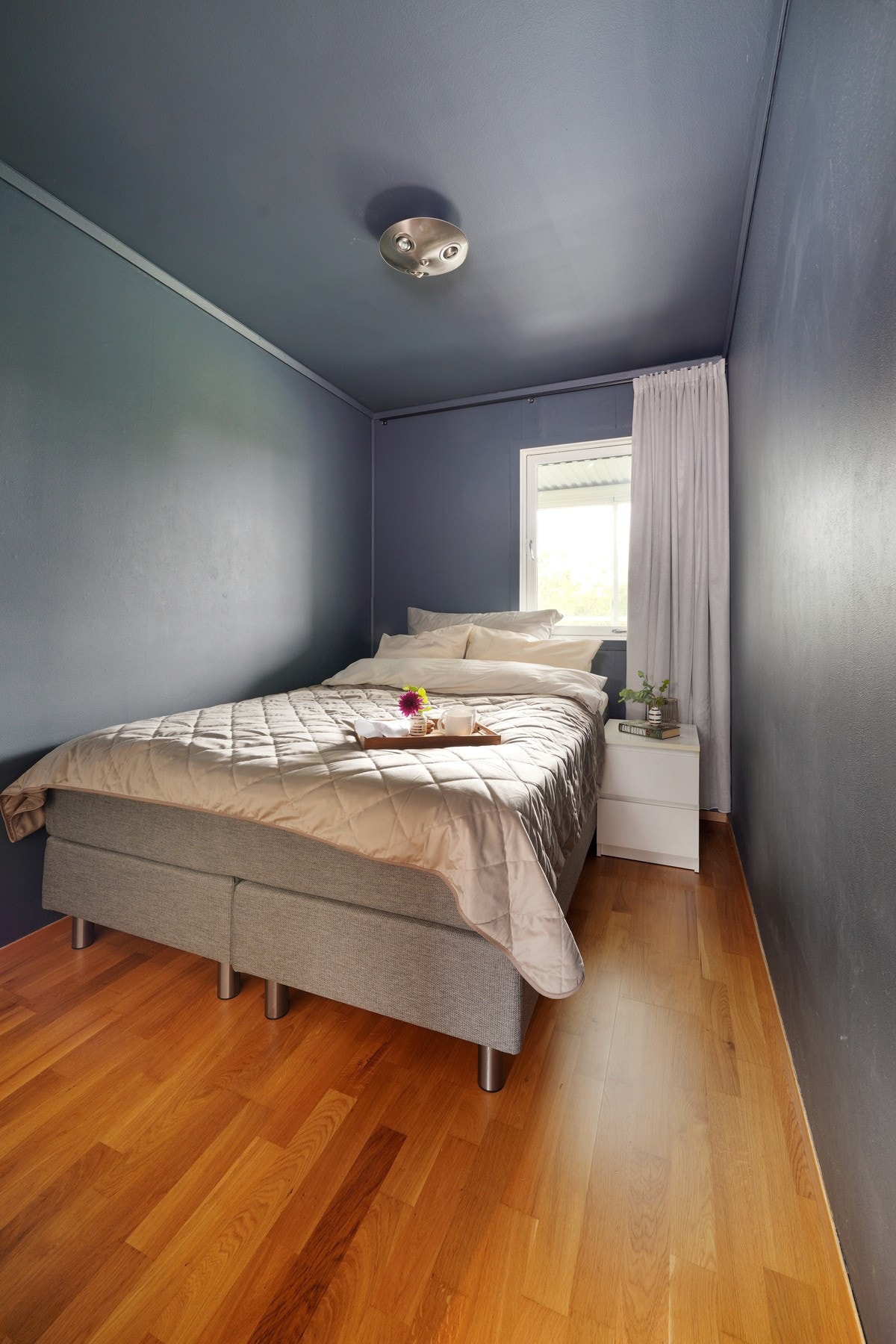 Soverom med garderobeskap Galleribilde