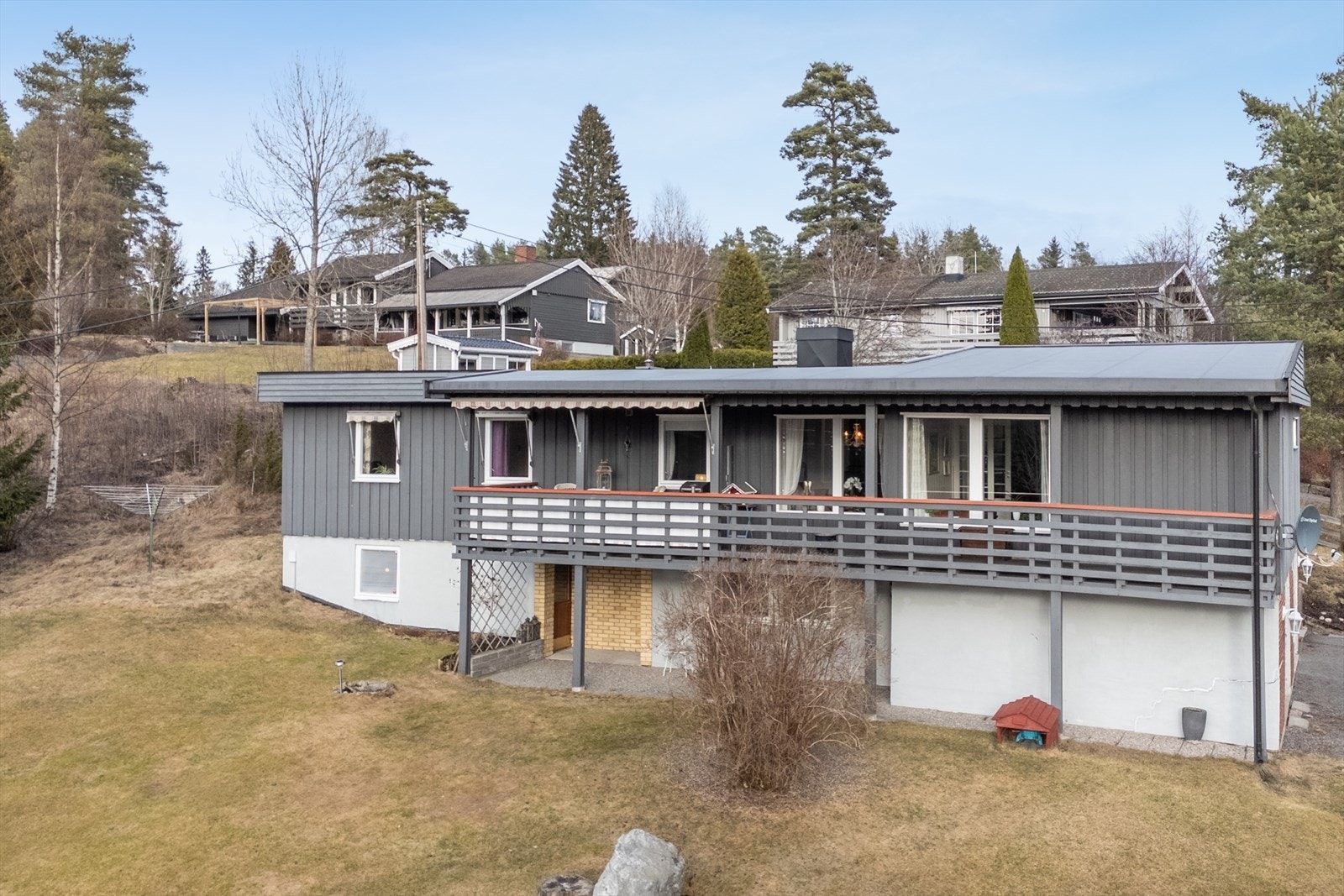 I 1. etasje er det overbygd veranda og i underetasje er det terrasseplatting. Galleribilde