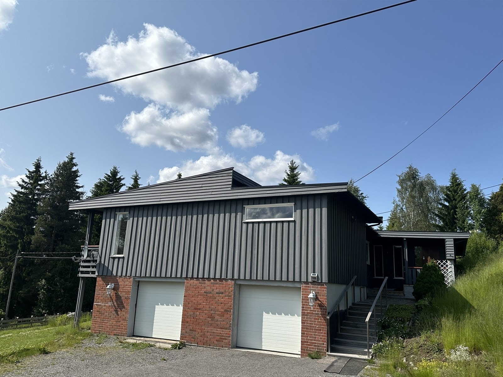 Garasje i sokkel. Galleribilde