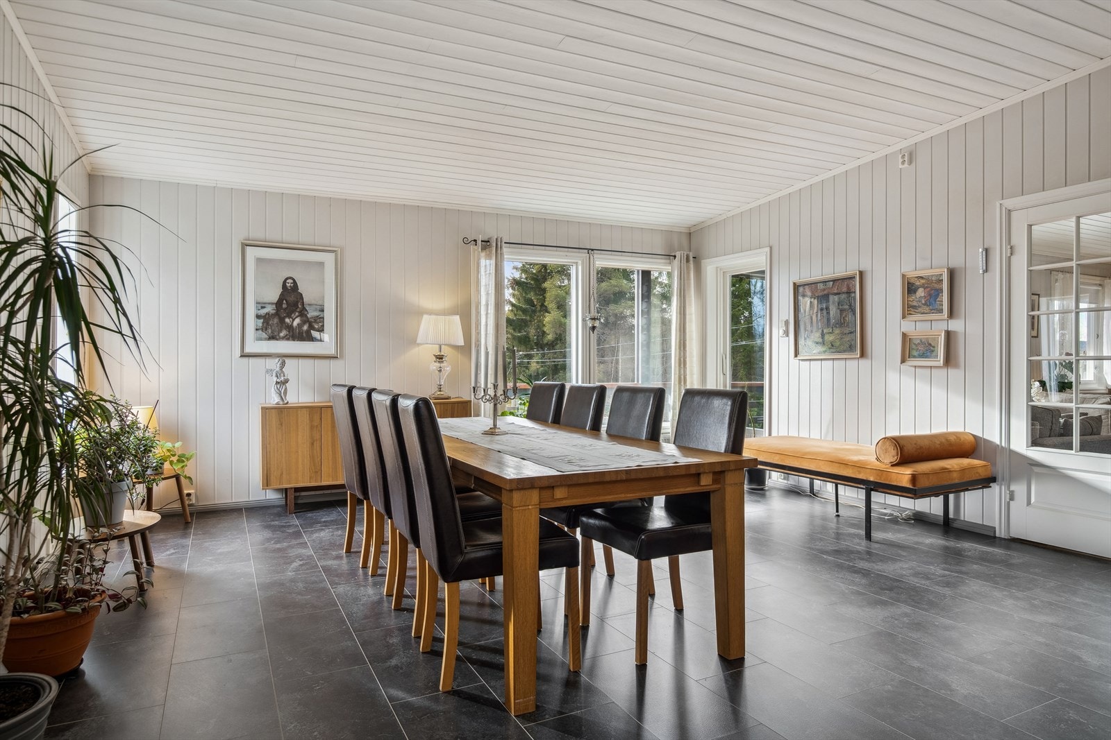 God plass til stort spisebord i spisestue/stue, herfra er det også utgang til veranda. Galleribilde