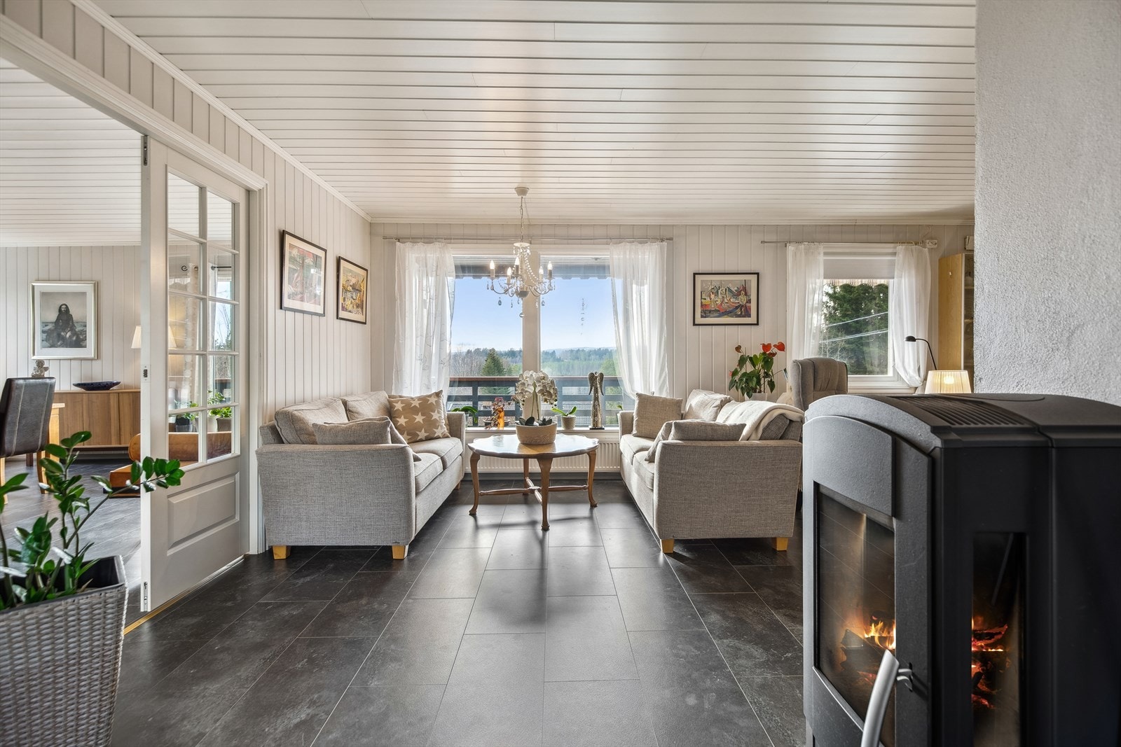 Den gode varmen i kjøkken/stue får man fra vedovnen. Galleribilde