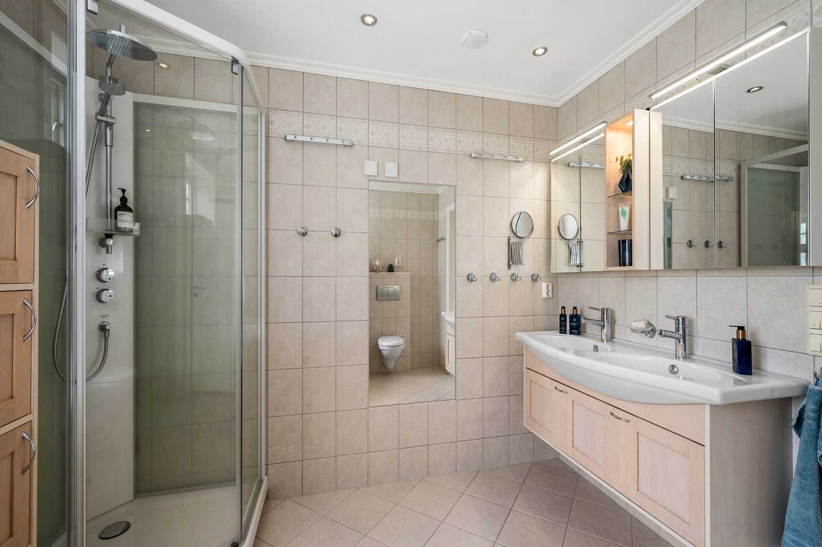 Andre etasje byr også på et romslig bad. God plass til både dobbelservant, hjørnebadekar og dusjhjørne. Galleribilde