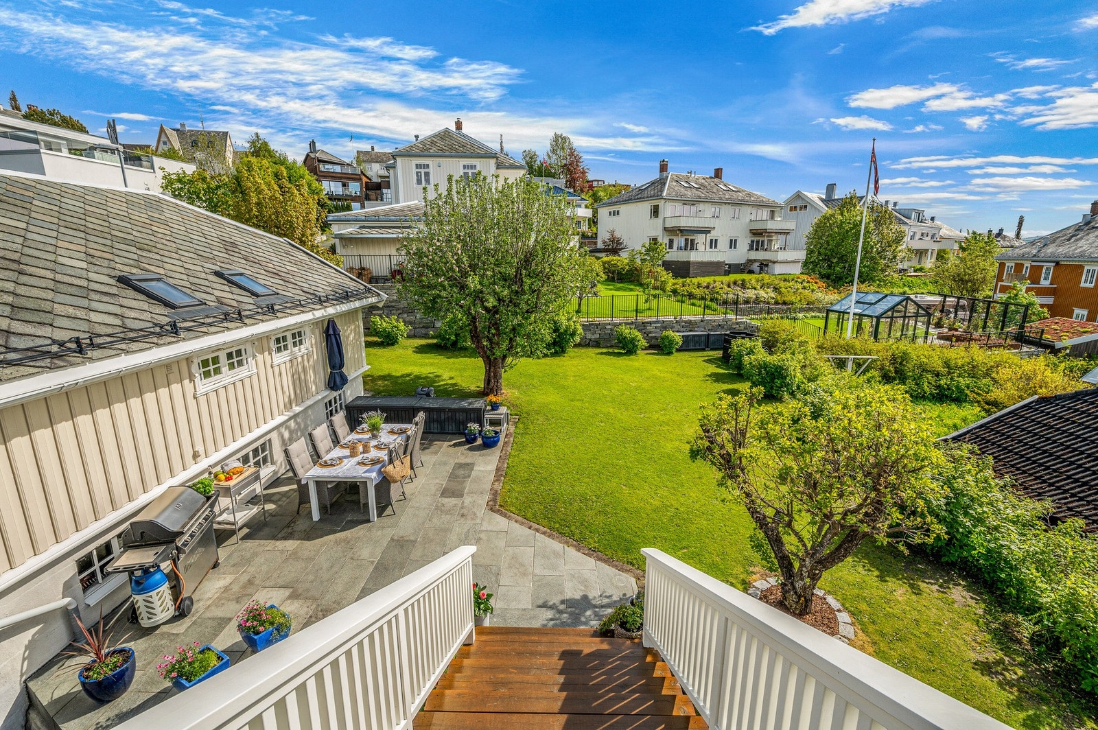 Fra terrassen i andre etasje er det etablert en trapp ned til hagen. Galleribilde