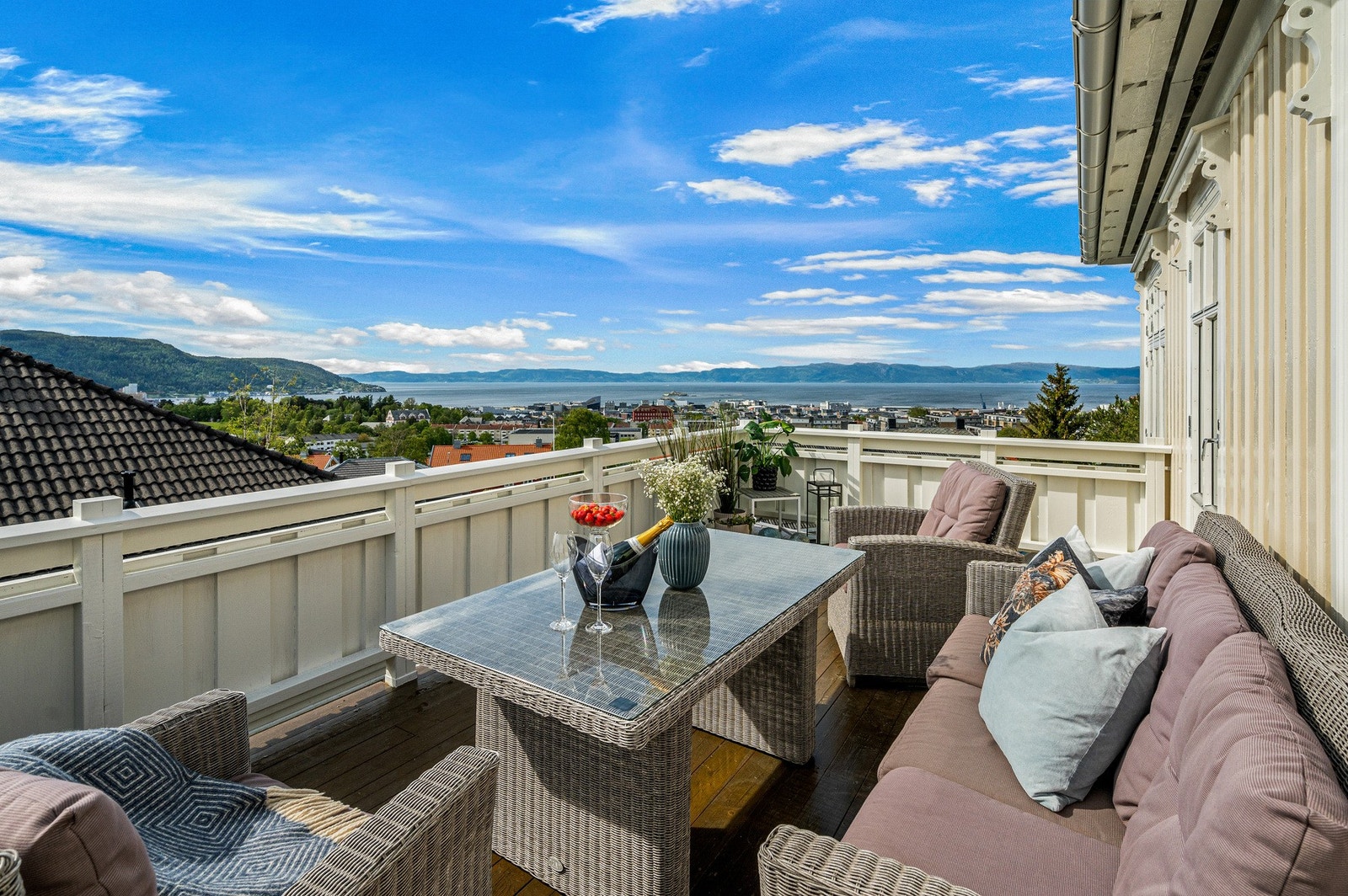 Fra terrassen i andre etasje er det formidabel utsikt over byen og fjorden. Galleribilde