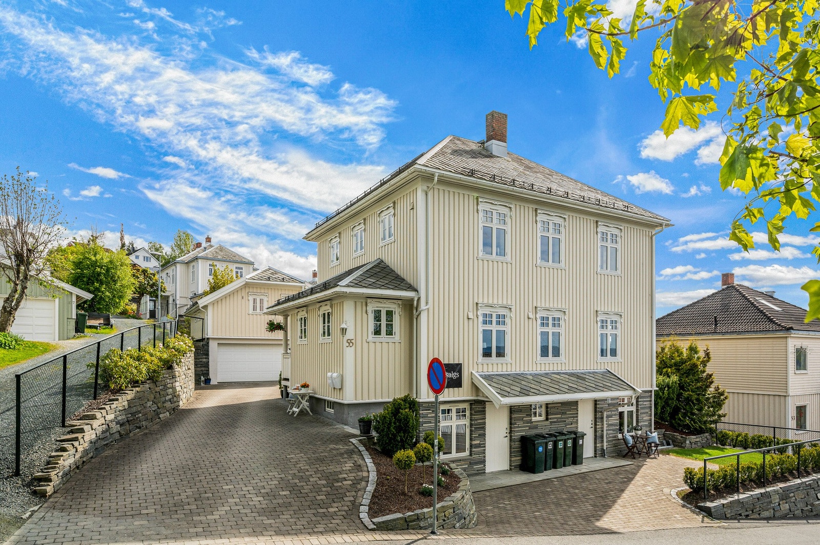 Utrolig flott gjennomført hage og gårdsplass. Her er det også belegningsstein og nydelig omramming. Galleribilde