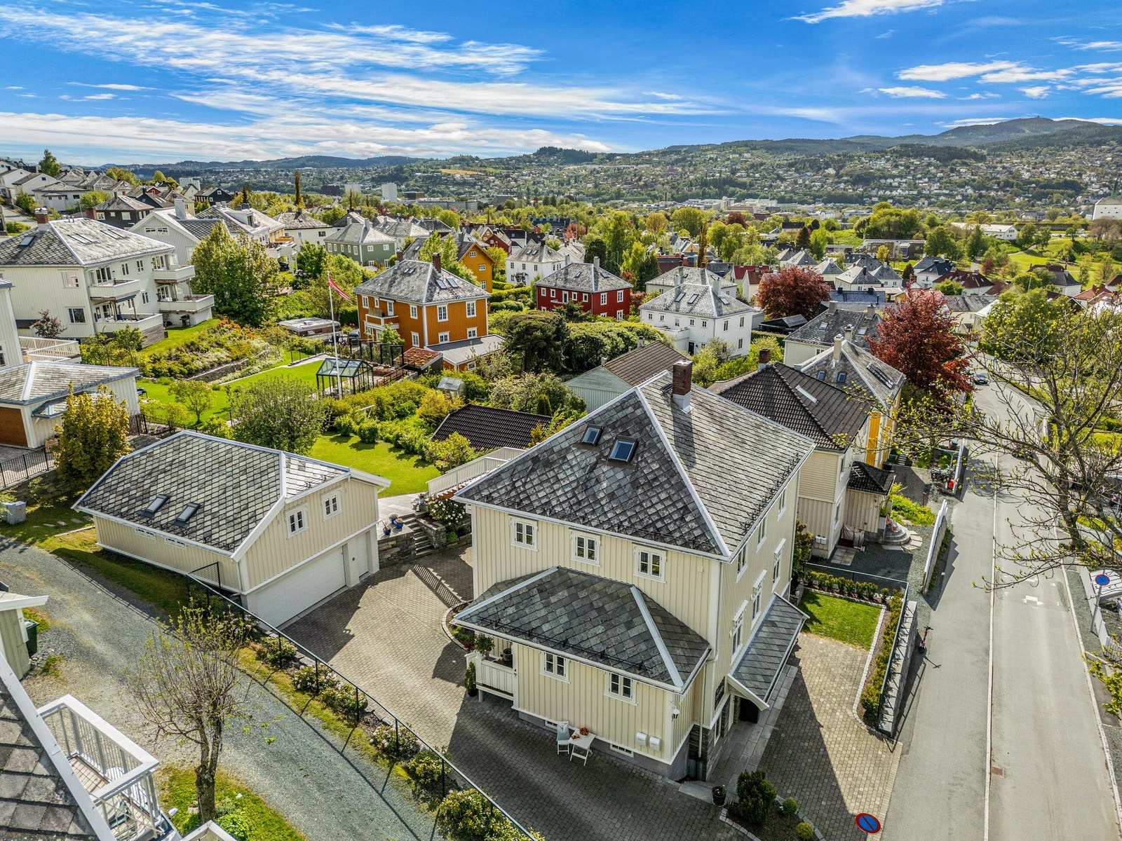 Glimrende beliggenhet blant flotte villaeiendommer i et av byens mest etterspurte boligområde. Umiddelbar nærhet til både Tyholttårnet og Kvilhaugen Gård. Galleribilde