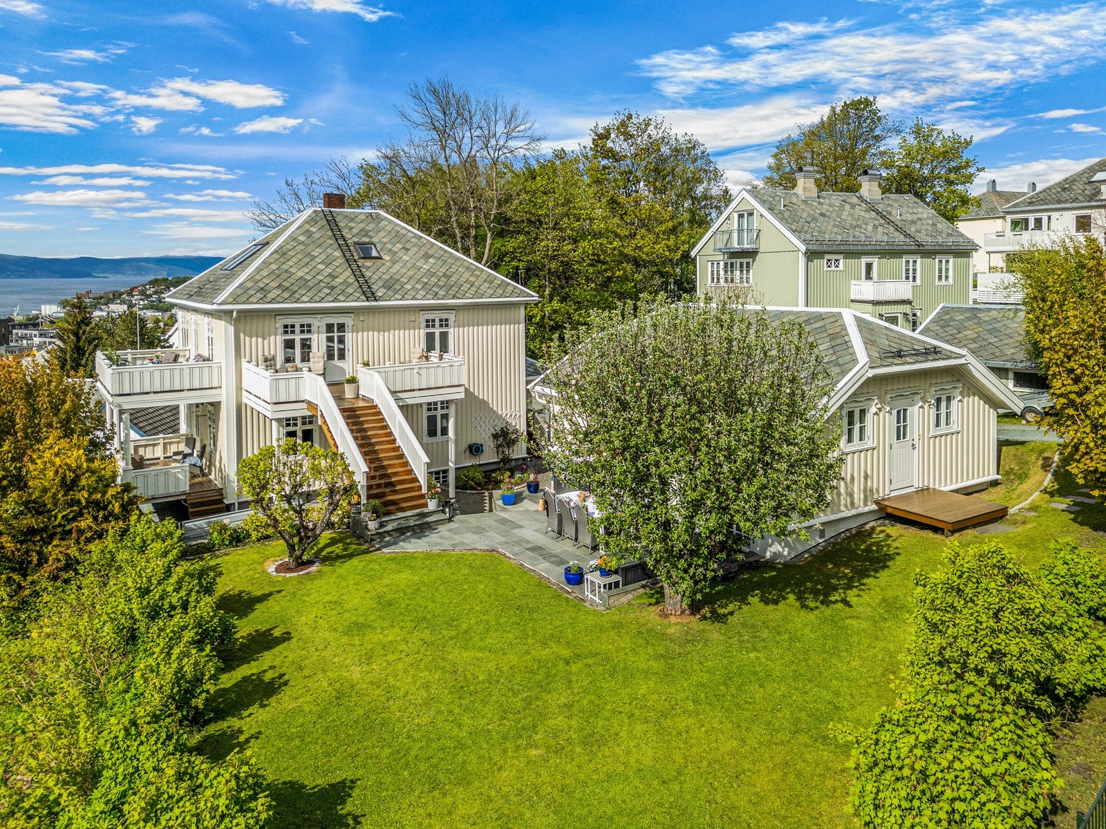 Nydelig eiendomstomt, pent opparbeidet med både belegningsstein, plen og prydbusker. Galleribilde