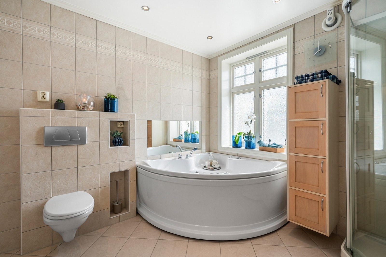 Badet er stort og med god plass til hjørneboblekar. Galleribilde