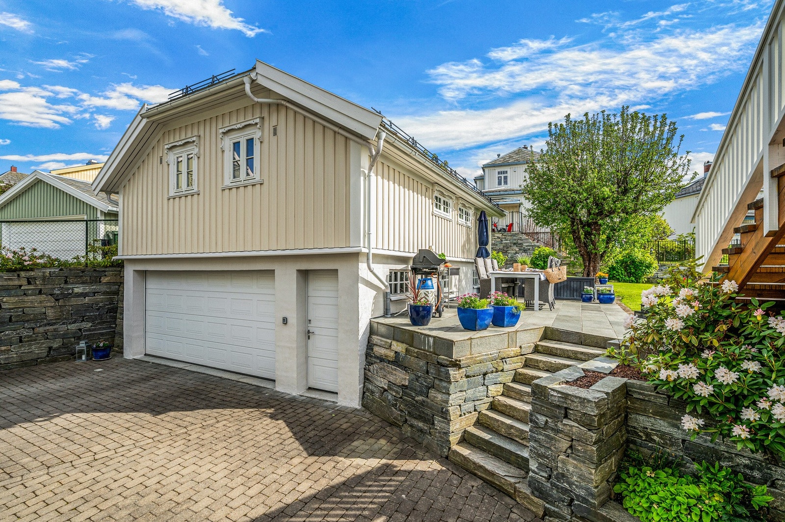 Stor dobbelgarasje. Andre etasje er byggemeldt som snekkerverksted og oppbevaring. I tillegg er det lagringsloft over 2.etasje. Galleribilde