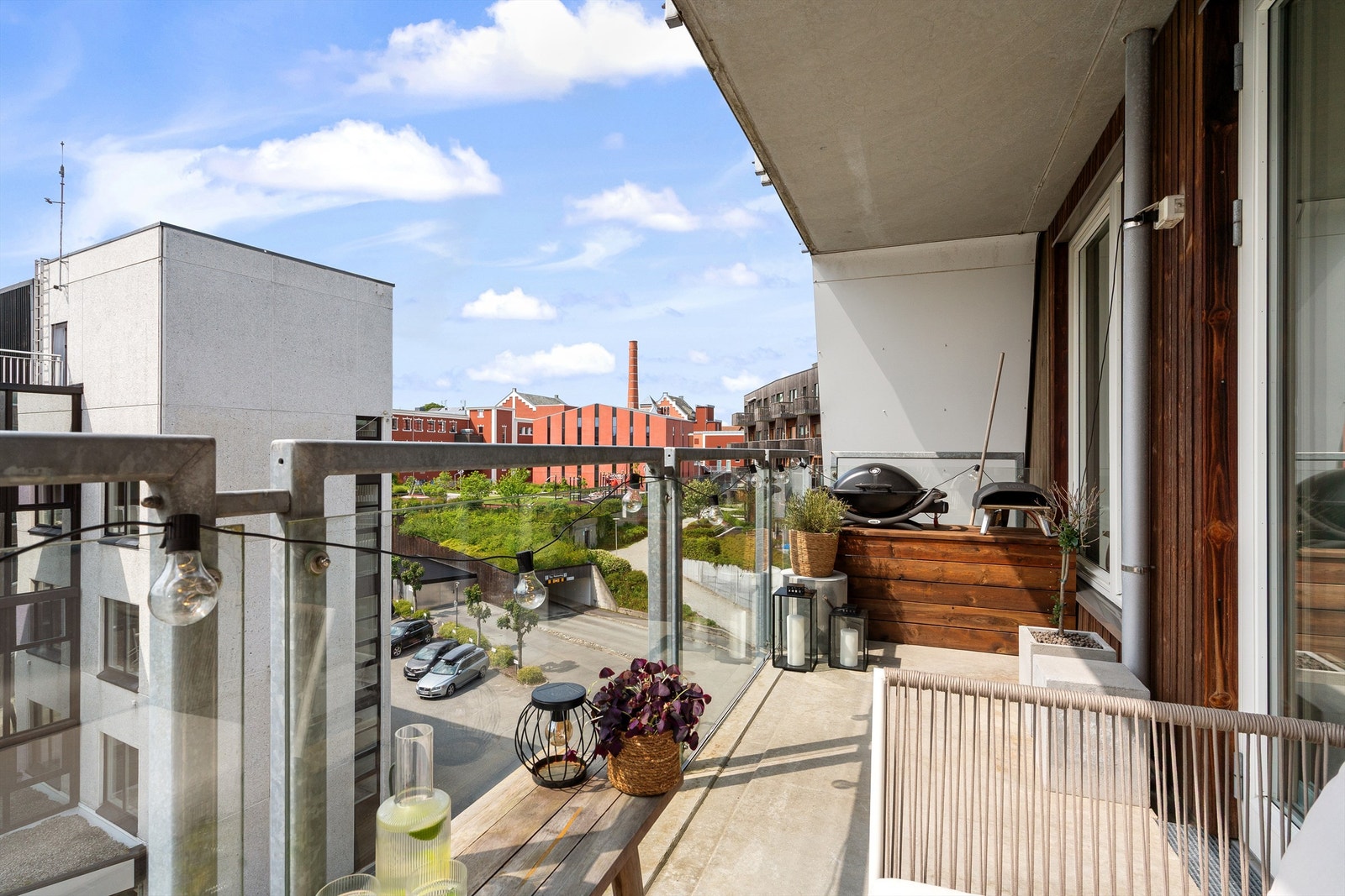 Leiligheten er beliggende på Storhaug, i Østre bydel, en kort gange fra Stavanger sentrum, like nede ved sjøkanten i Siriskjeret og Tou scene. Galleribilde