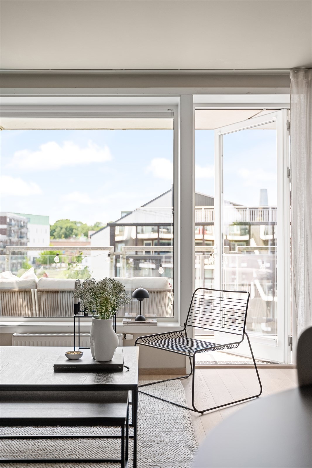 Det er er utgang til vestvendt og solrik balkong fra stue. Galleribilde