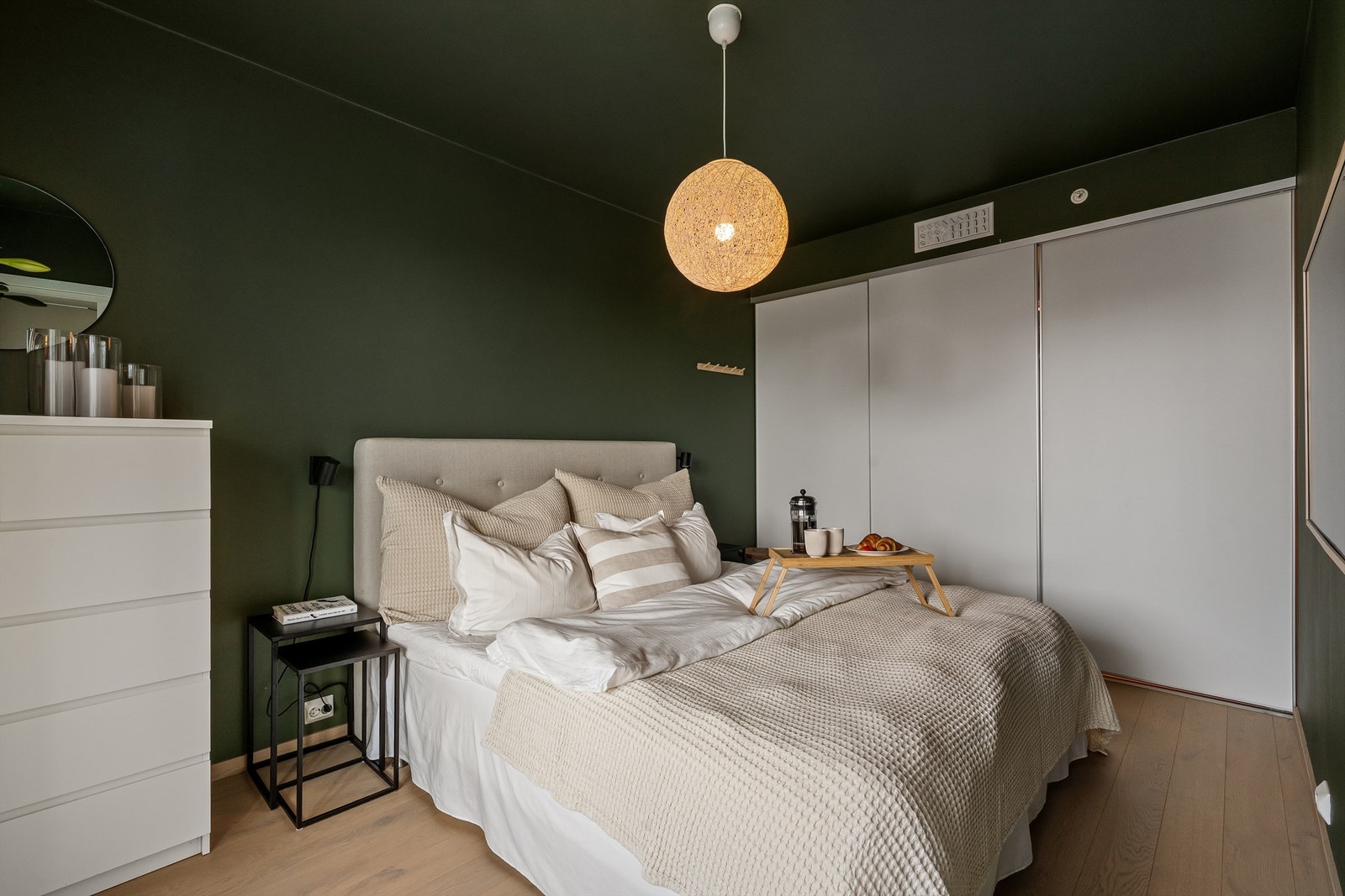Her er det plass til stor seng, nattbord og ekstra kommode om ønskelig. Den gode takhøyden gjør rommet ekstra luftig. Galleribilde