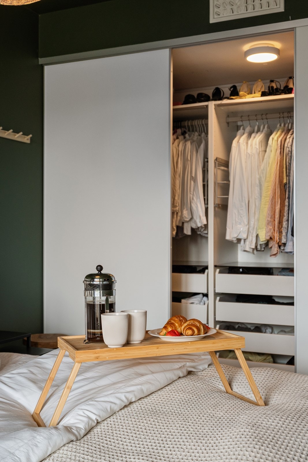 Det er romslig skyvedørsgarderobe med meget god oppbevaringsplass. Galleribilde