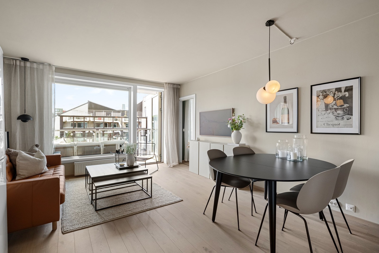 Ny parkett fra 2024. Malte vegger i en fin og tidsriktig farge. Stue med plass til både salong og spisebord. Galleribilde