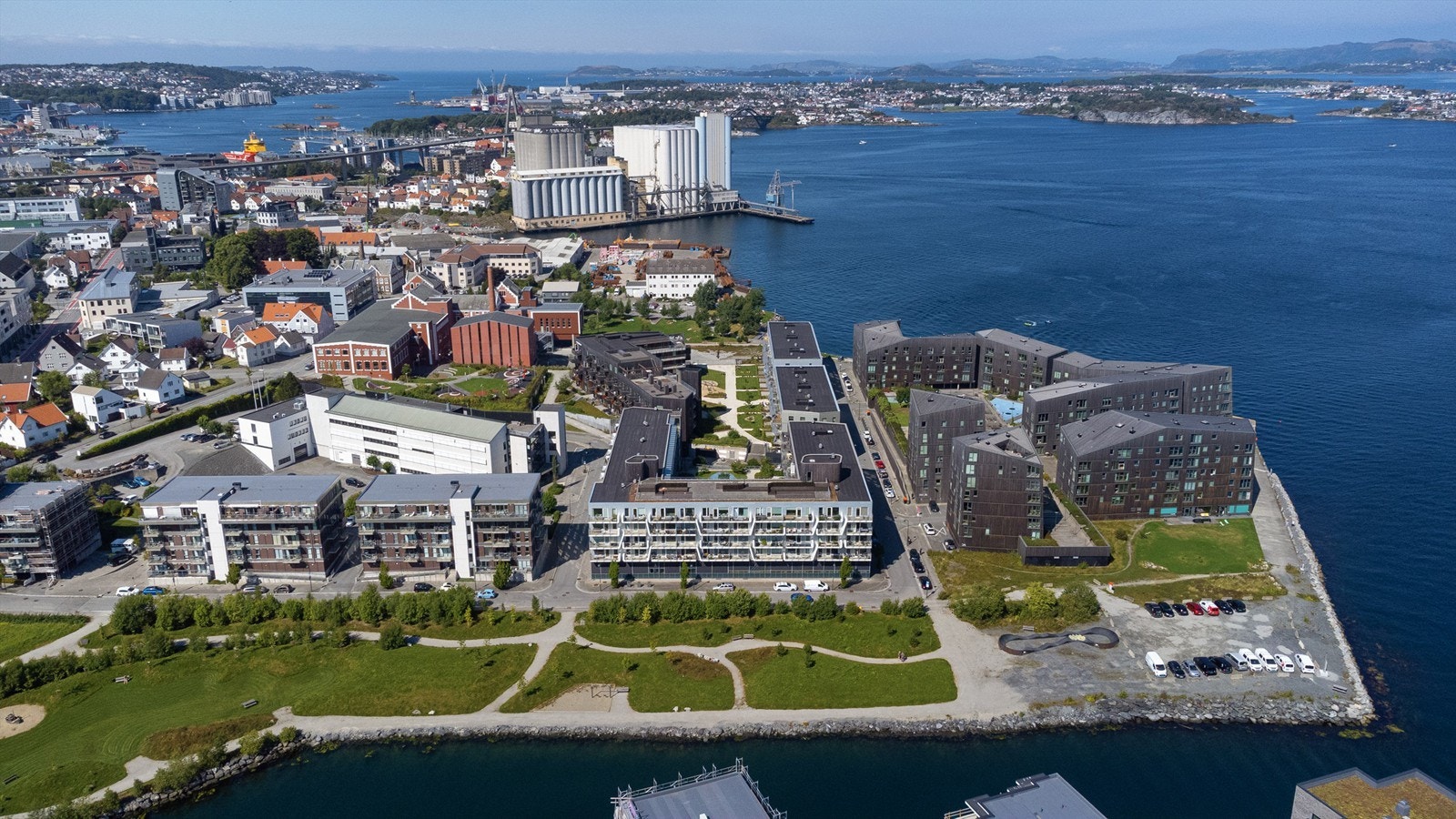 Området har vokst mye de siste årene og det er stadig i utvikling. En av de mest urbane og populære bydelene i Stavanger. Sentralt med både dagligvarebutikk, apotek, skoler, barnehager, restaurant og barer et par min gange fra leiligheten. Galleribilde