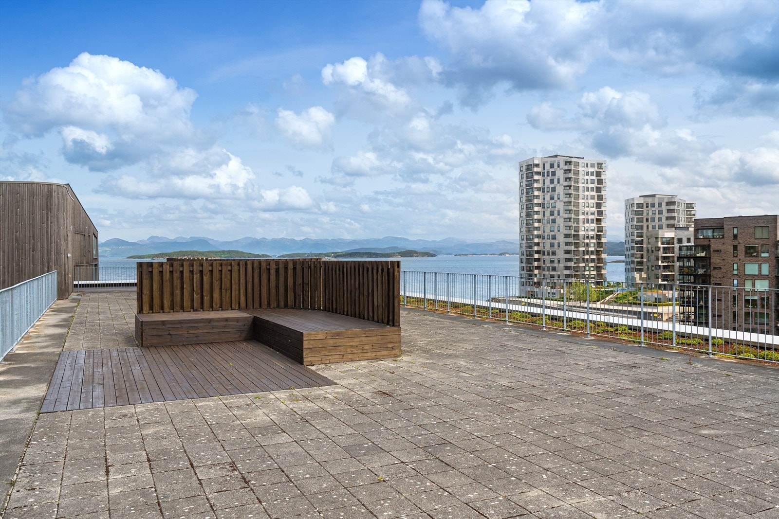 På toppen av bygget er det takterrasse som er felles for beboerne. Her kan man ha store selskap og nyte fin utsikt Galleribilde