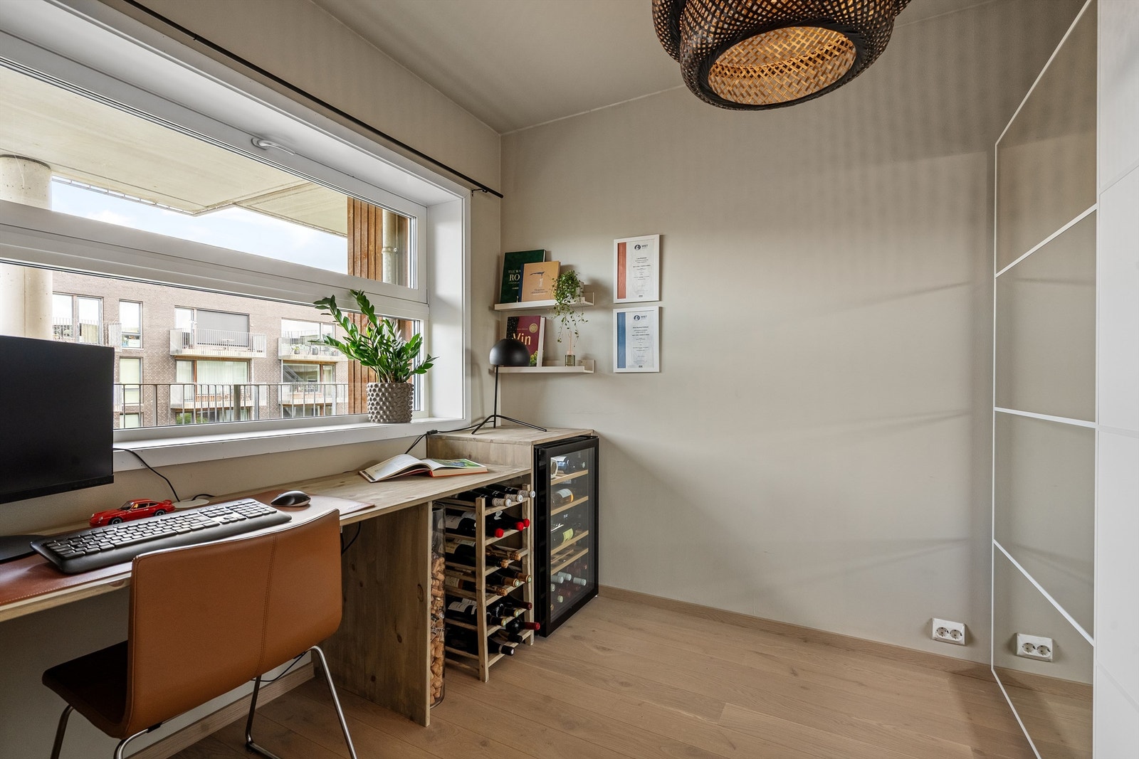 Soverom I er av god størrelse og har romslig skyvedørsgarderobe med speilfronter og god oppbevaringsplass. Selger har brukt dette rommet som kontor, men her er det plass til seng, om man vil bruke det som soverom. Selger hadde tidligere seng her. Galleribilde