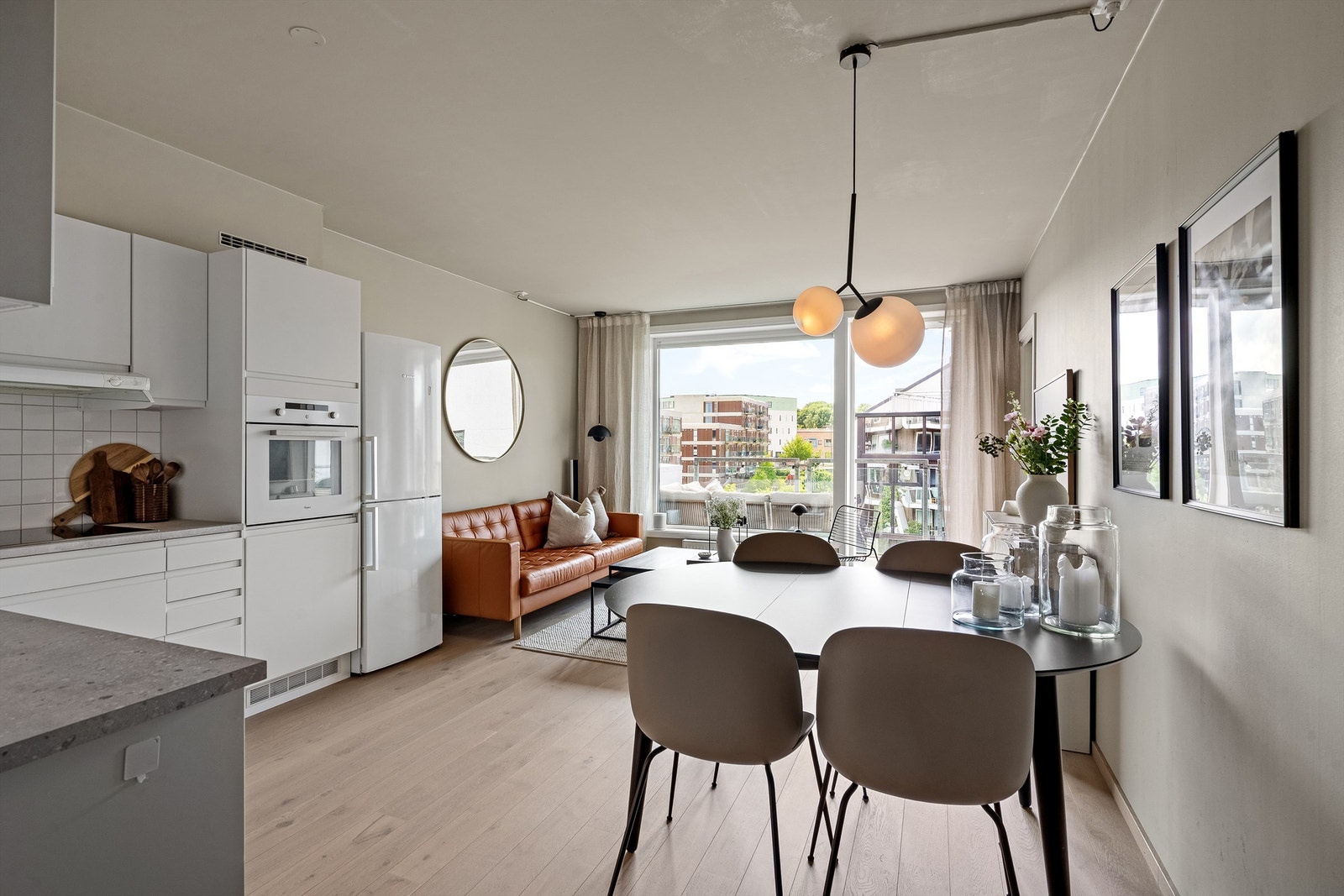 Åpen, lyst og innbydende. Det er god plass til spisebord på kjøkken. Det er åpen og sosial løsning mellom stue og kjøkken. Galleribilde