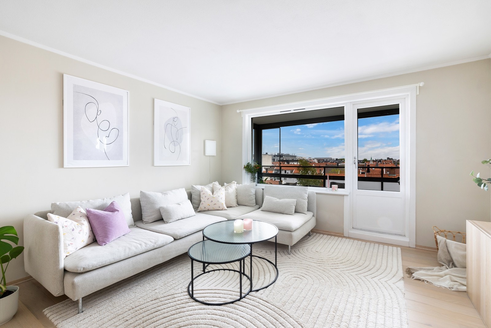 Romslig og lys stue med plass til både spisebord og sofagruppe. Galleribilde