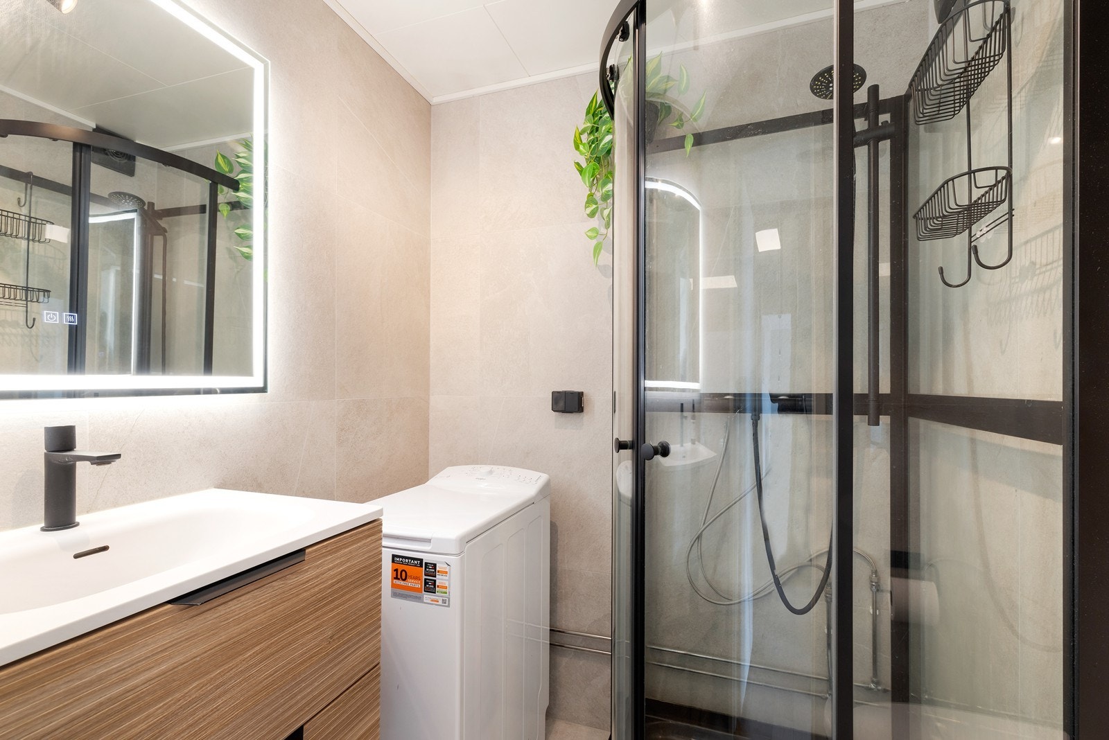 Nytt flislagt bad fra 2024 med varme i gulv. Badet har dusjkabinett, servant, toalett og opplegg til vaskemaskin. Galleribilde