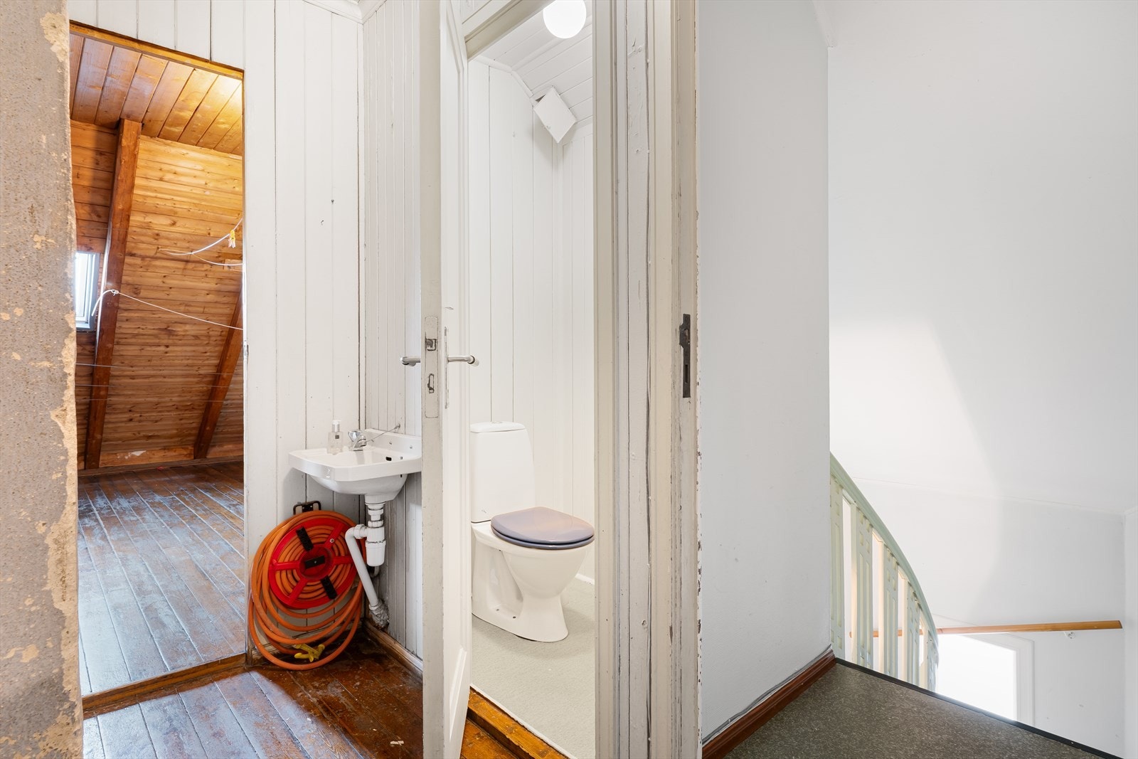 - Videre kommer vi opp til felles tørkeloft og toalett - Galleribilde