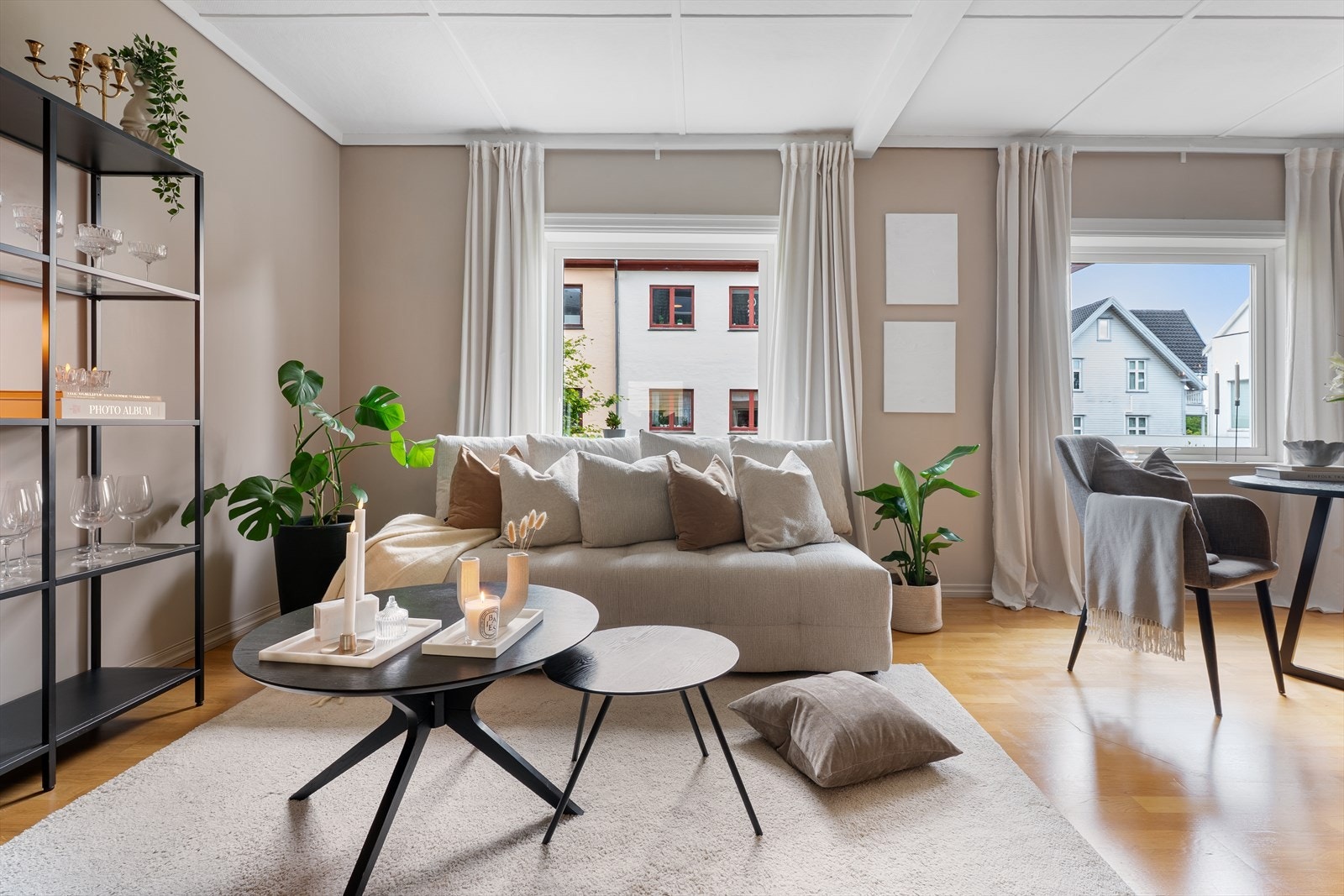 - Med store og dype vinduskarmer slippes det inn rikelig med naturlig lys og gir en luftig følelse - Galleribilde