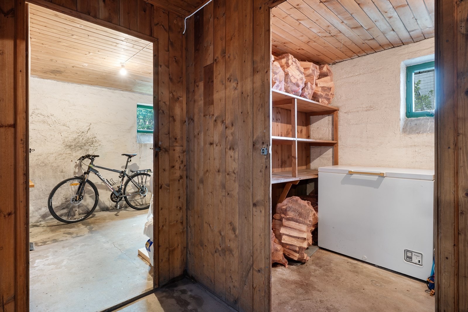 - Leiligheten har i tillegg to eksterne boder i kjelleren og et på loftet - Galleribilde