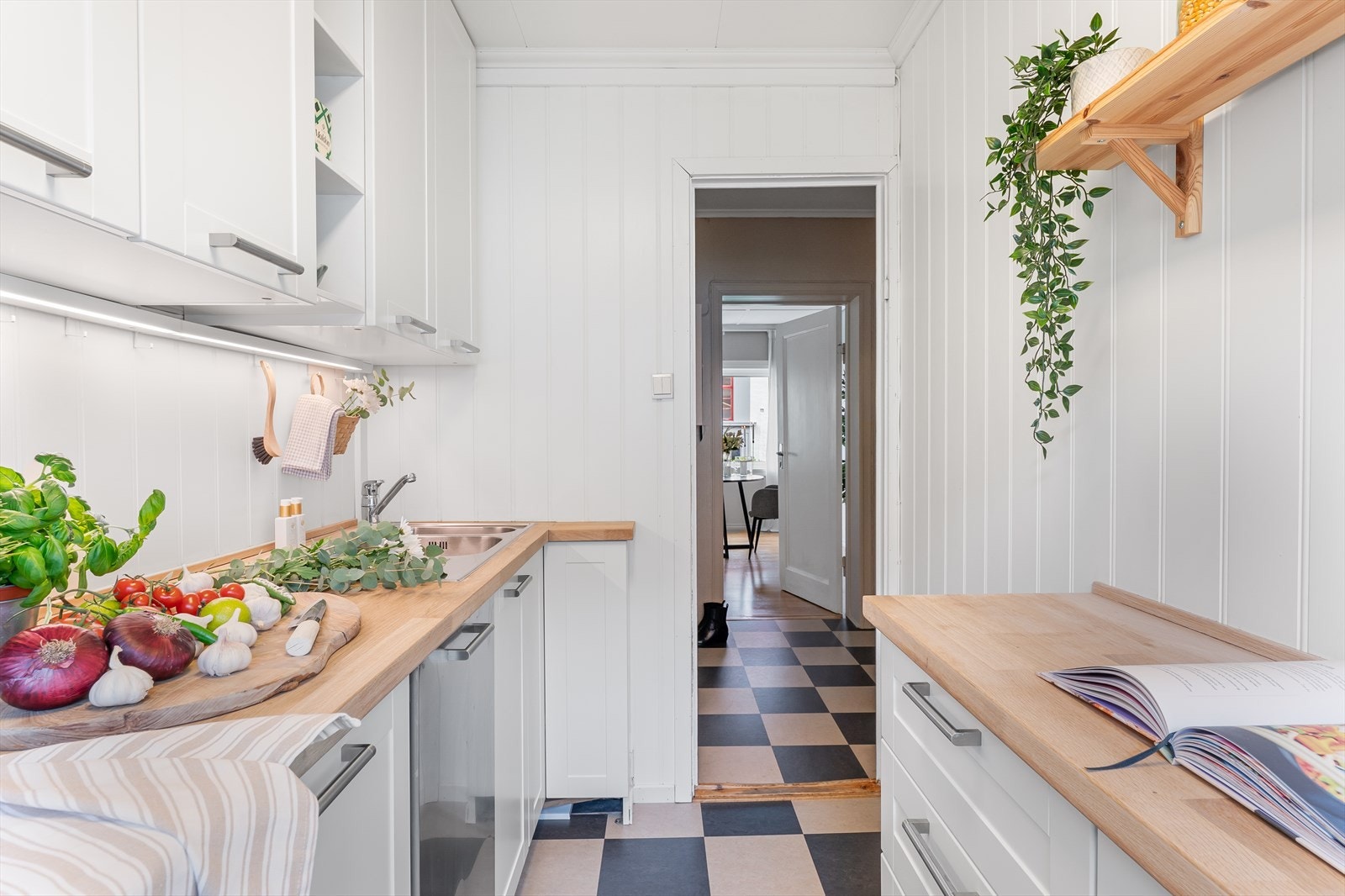 - Kjøkkenet har en behagelig fargepalett og praktiske løsninger - Galleribilde