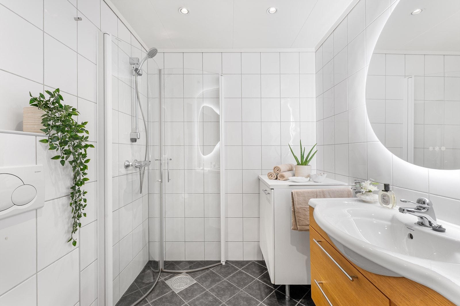 - Lyst helfliset bad med varmekabler i gulvet - Galleribilde