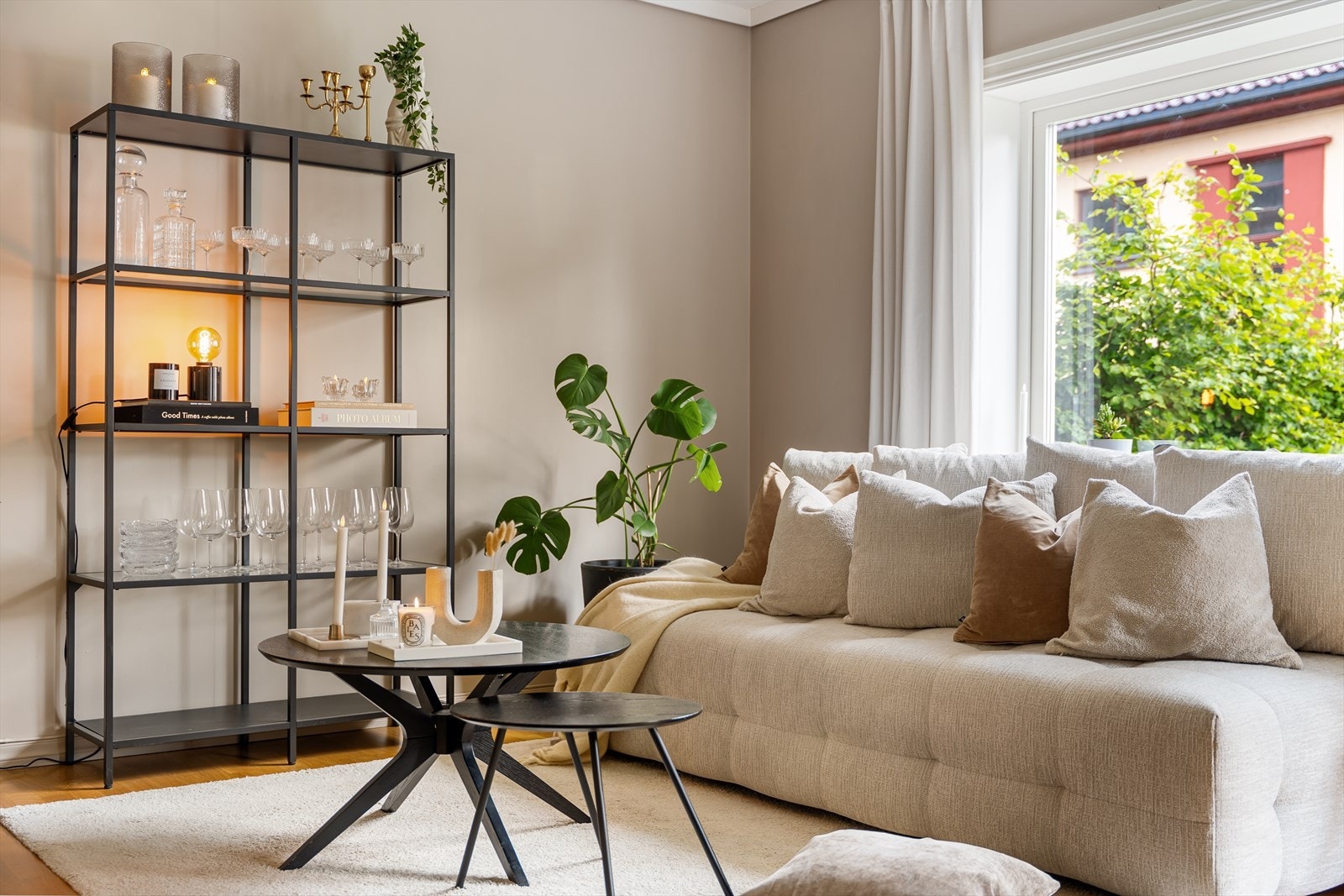 - Romslig stue som måler 24,4 m² - Galleribilde