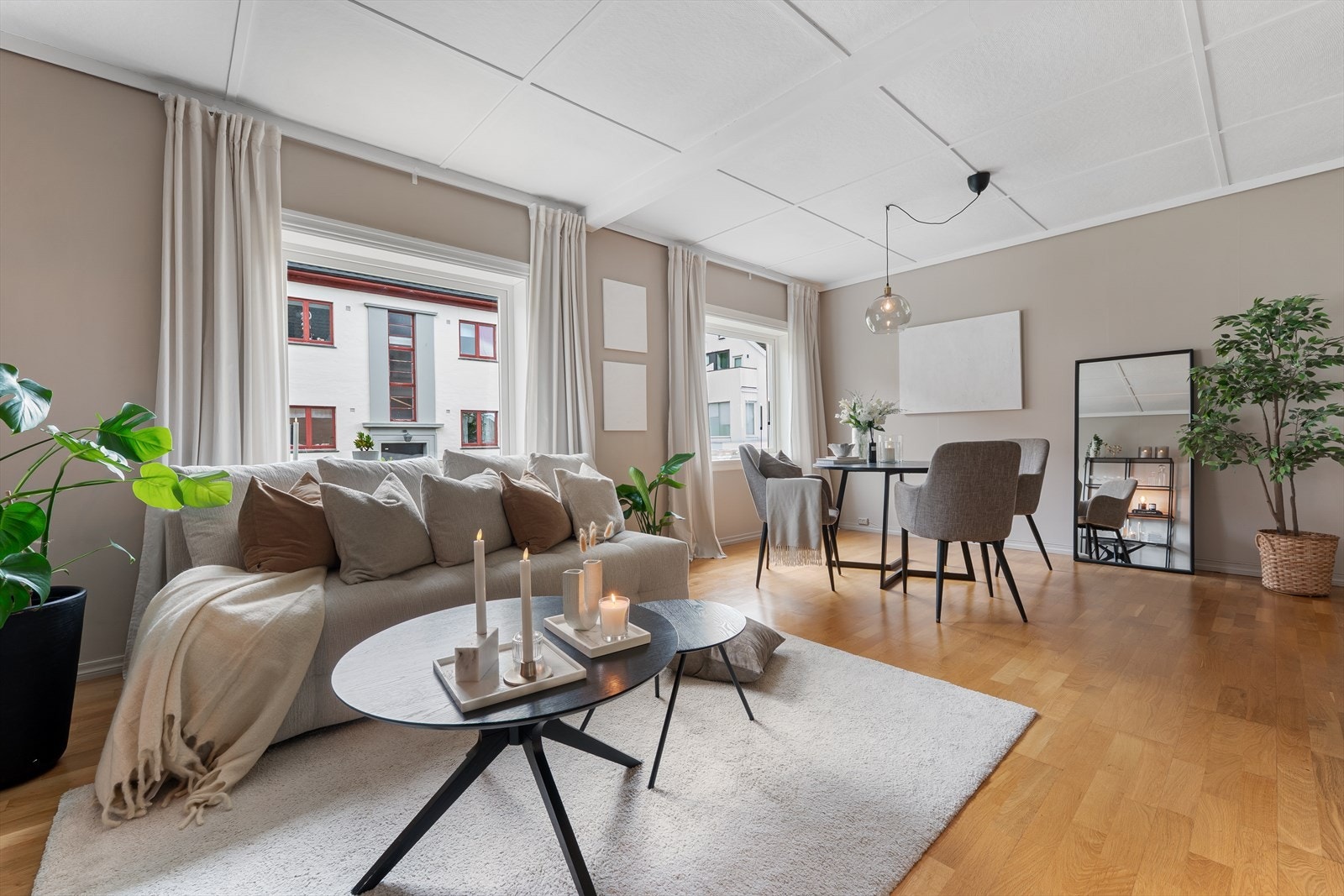 - Stuen har et solid og pent parkettgulv - Galleribilde