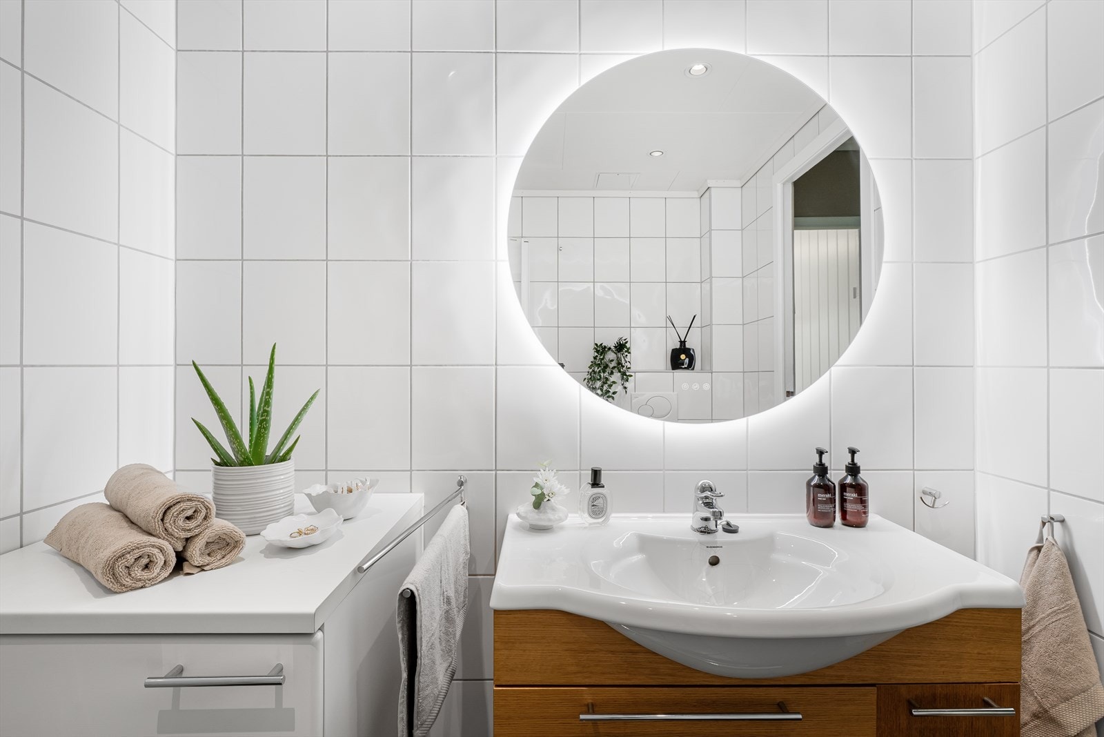 - Badet inneholder innfellbare dusjdører i glass, innebygd sisterne og servant med benkeskap - Galleribilde