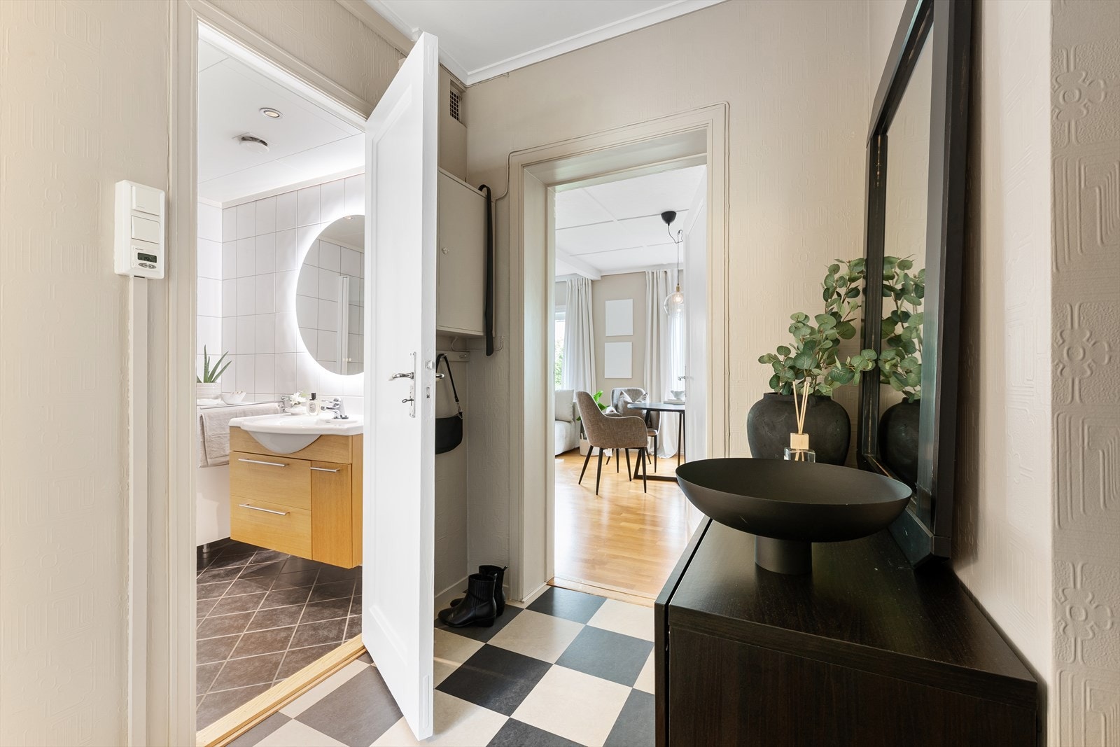 - Innbydende gang som gir et godt førsteinntrykk av leiligheten - Galleribilde